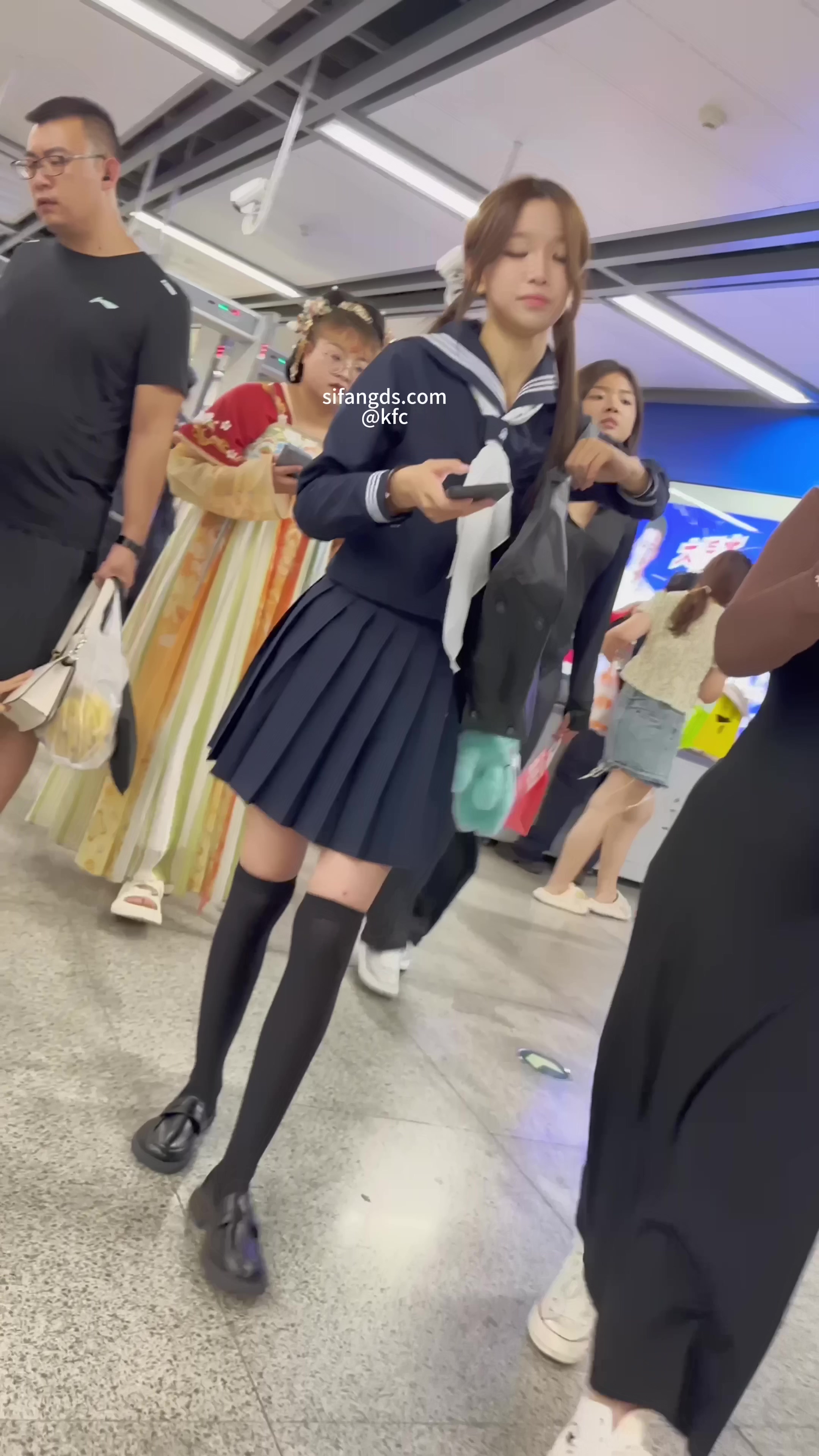 两个女人在店里,一个带着蓝色的心袋。