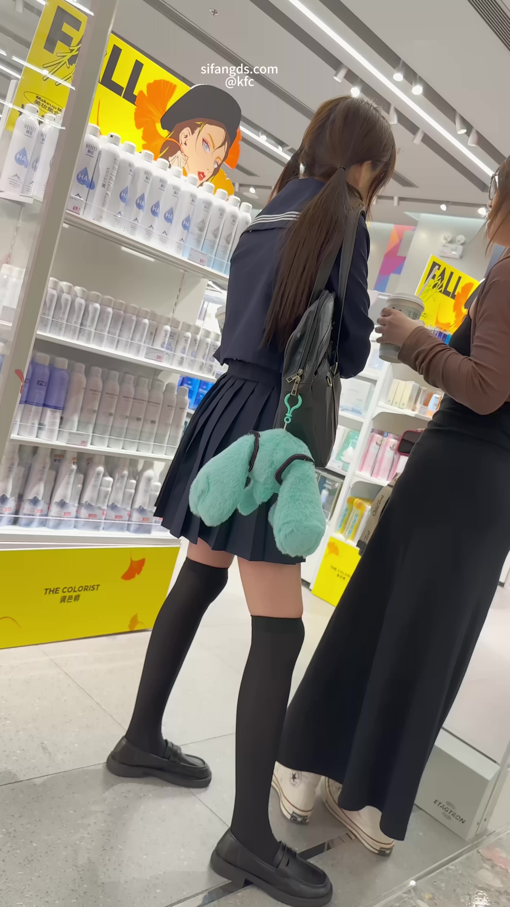 两个女人在店里,一个带着蓝色的心袋。