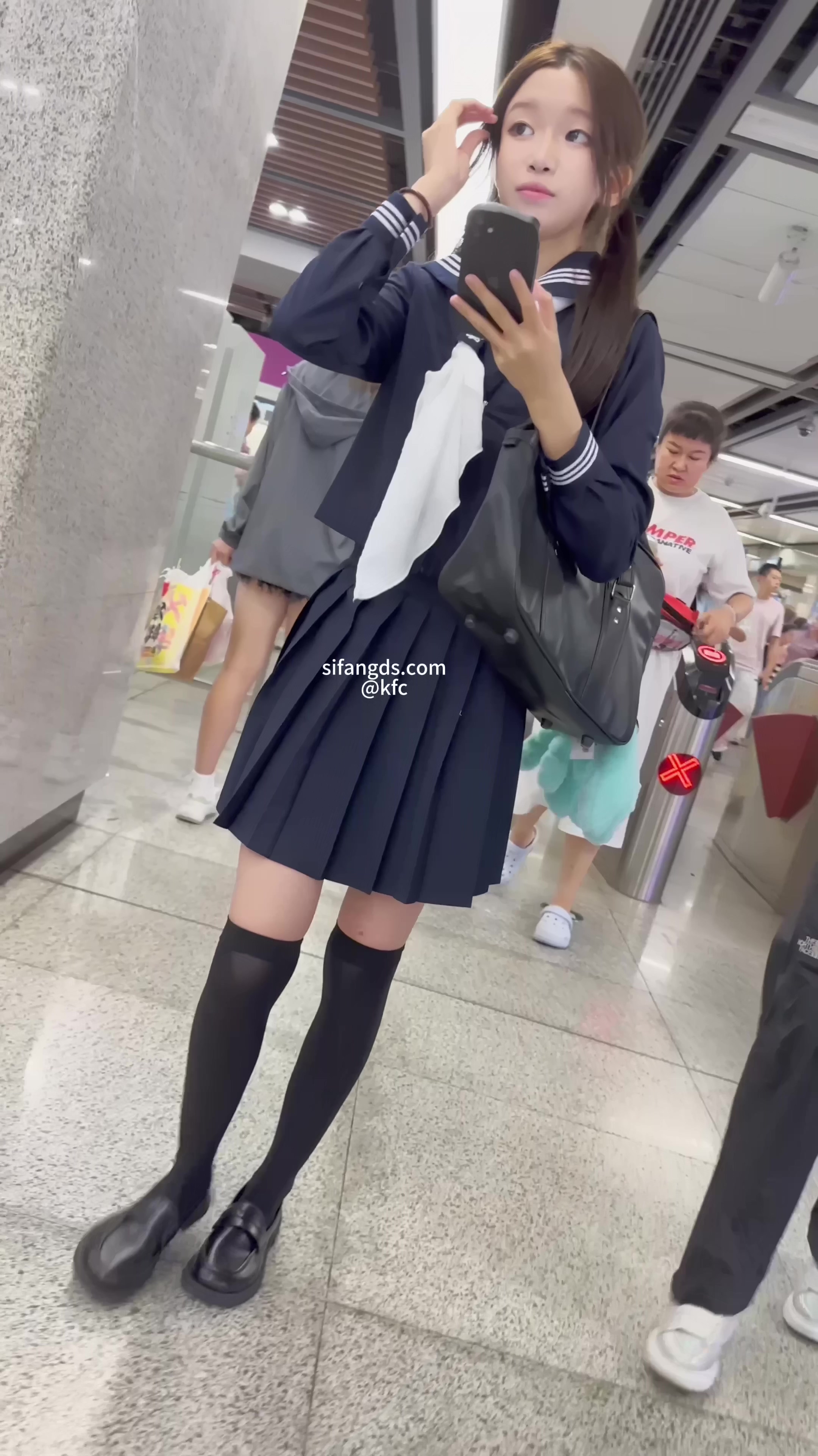 两个女人在店里,一个带着蓝色的心袋。