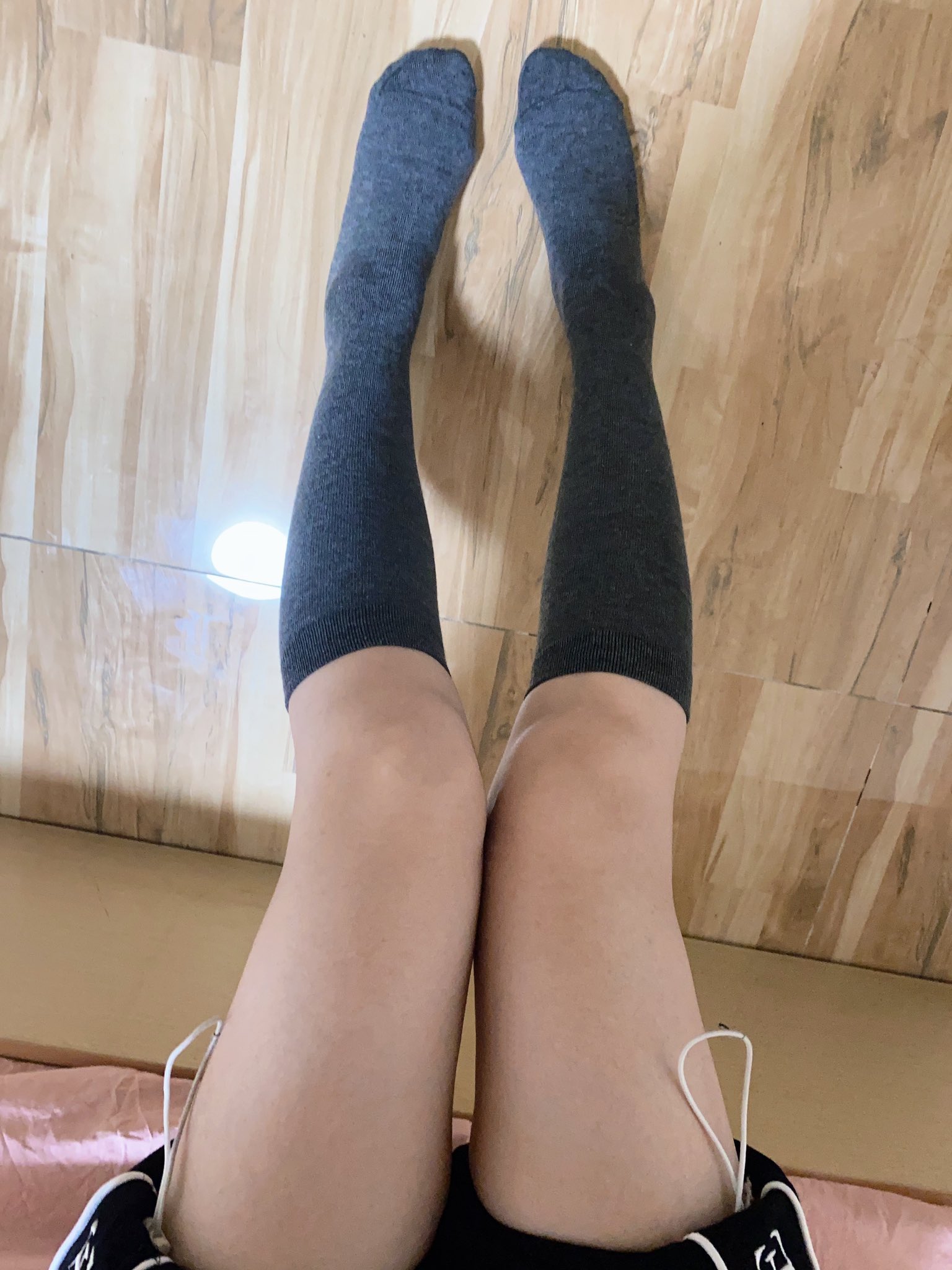 穿着灰色袜子和灰色衬衫的人。