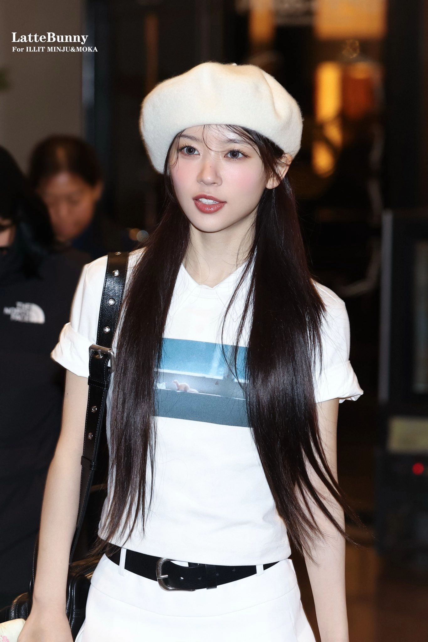 穿着白色帽子和白色衬衫的女人。