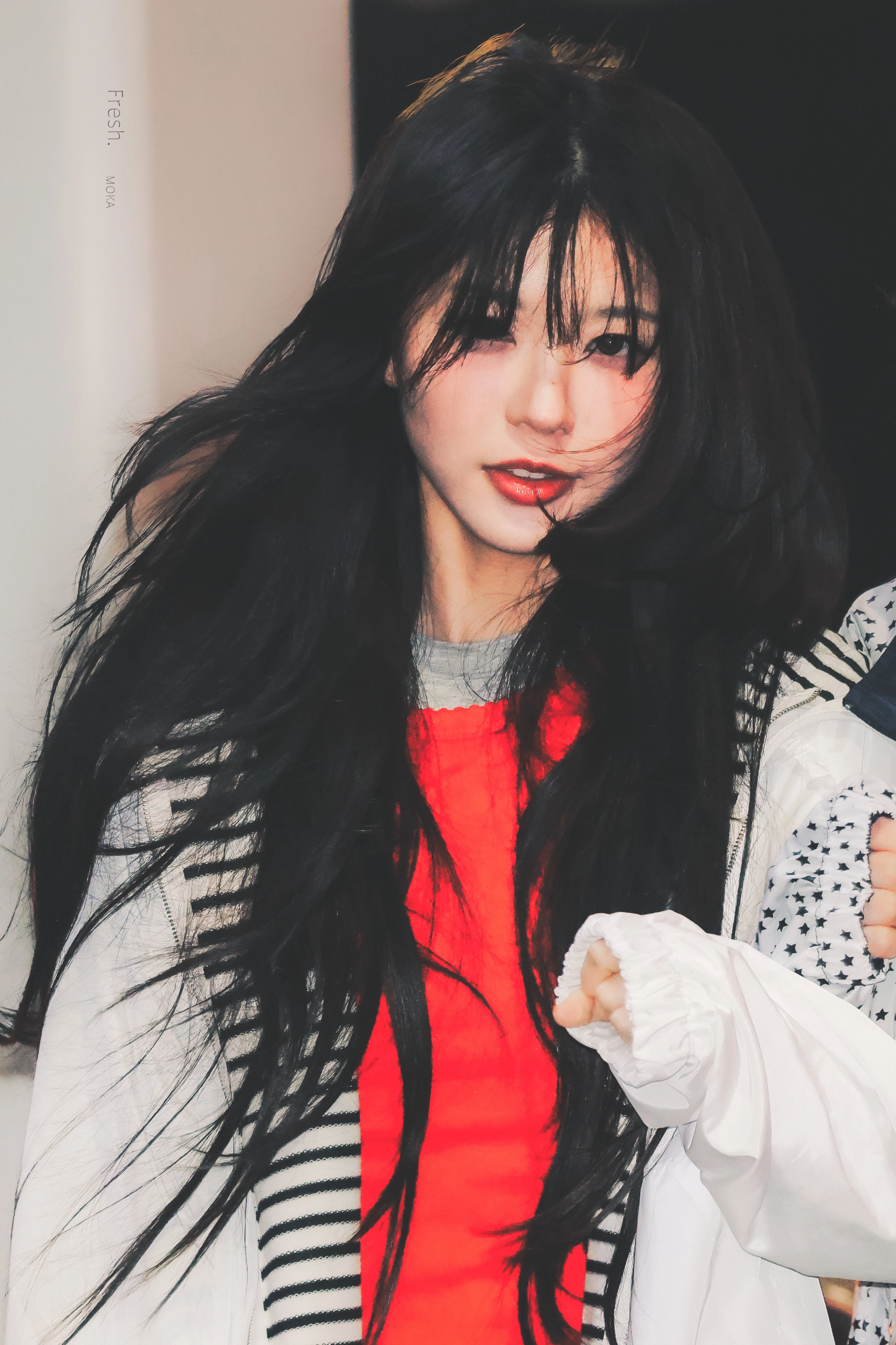 长长的黑头发和红色的唇膏的女人。