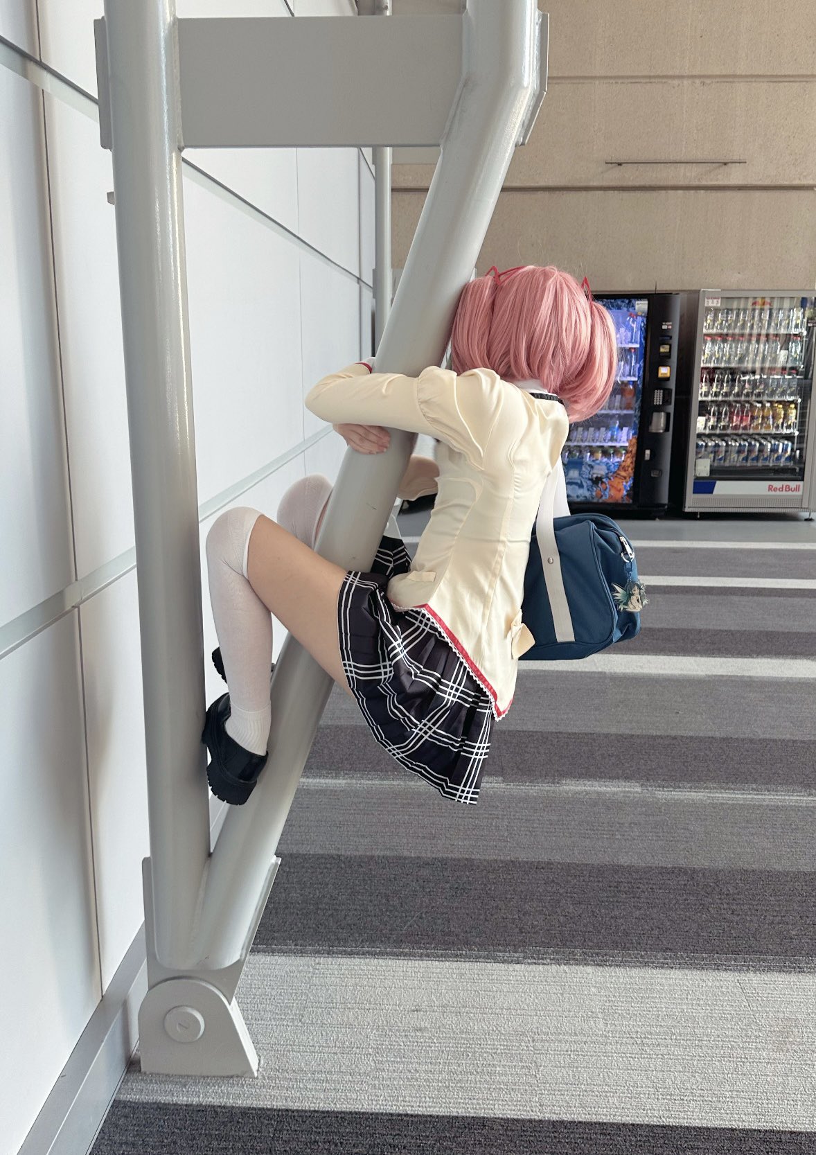 女孩爬上一个极。