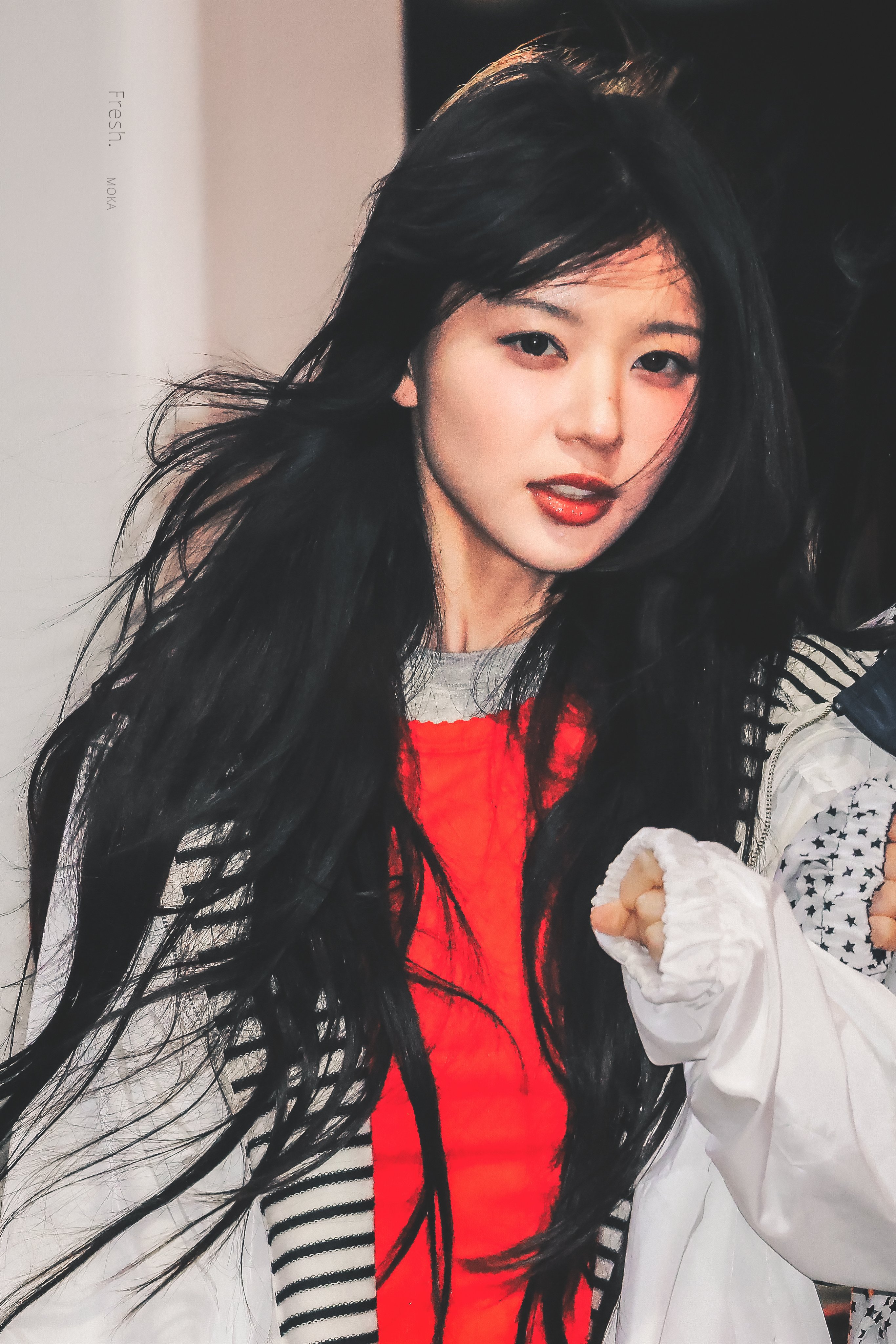 长长的黑头发和红色的唇膏的女人。