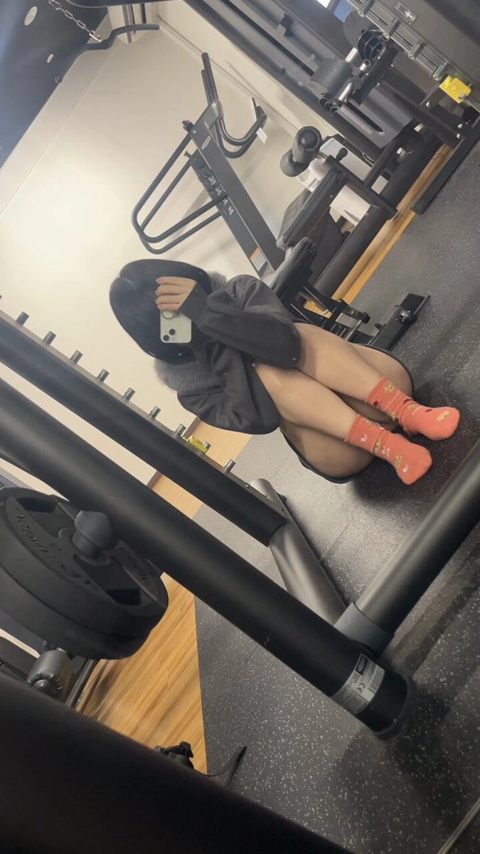 女人在健身房拍自拍。