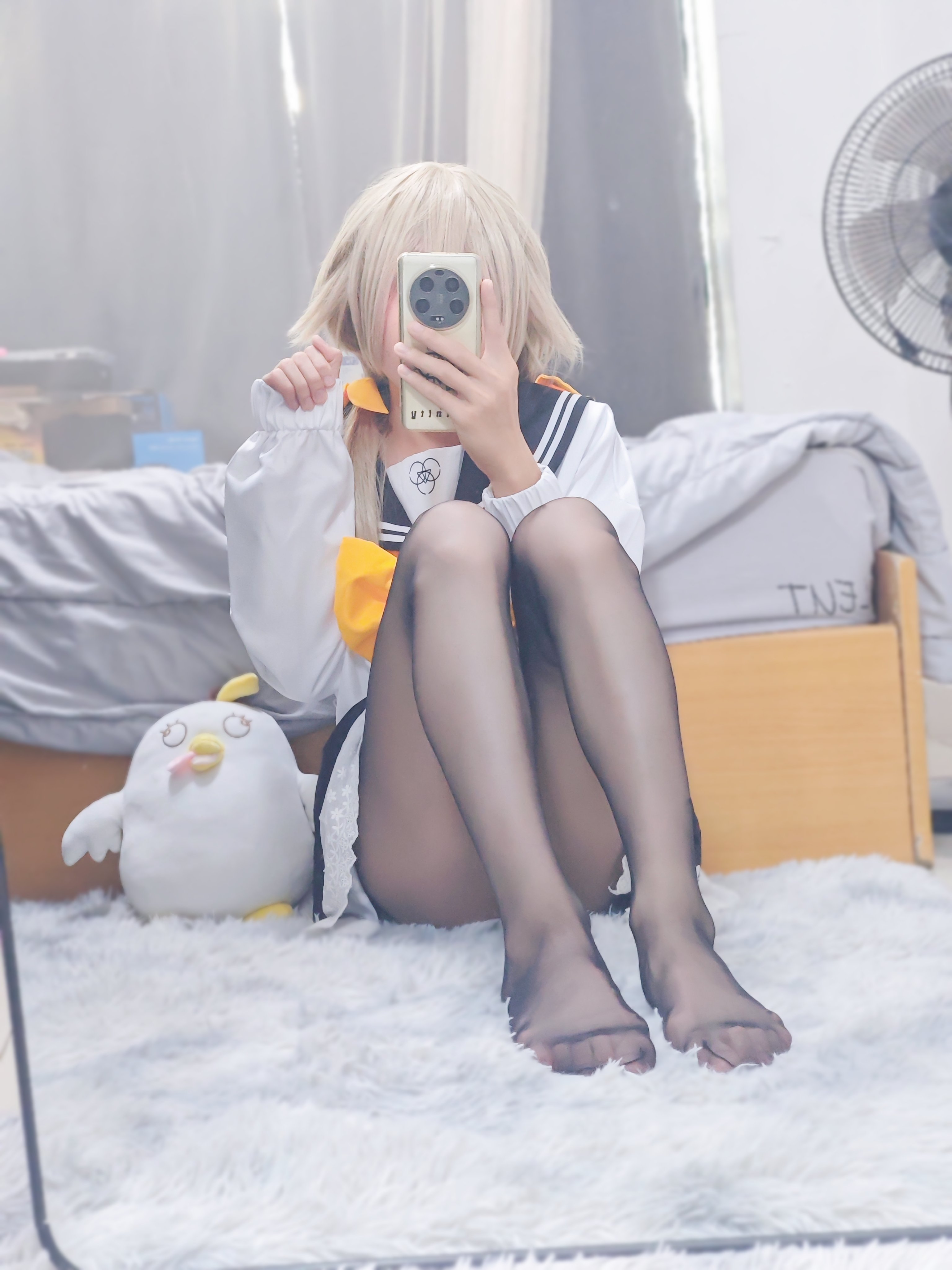 女人用手机拍自拍。