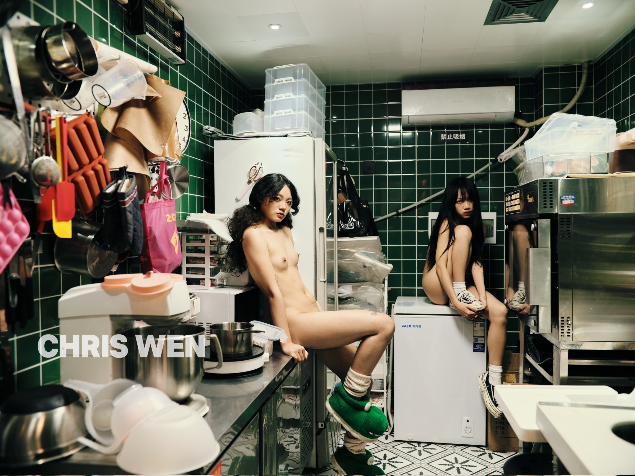 厨房里有两个女人,是裸体的。