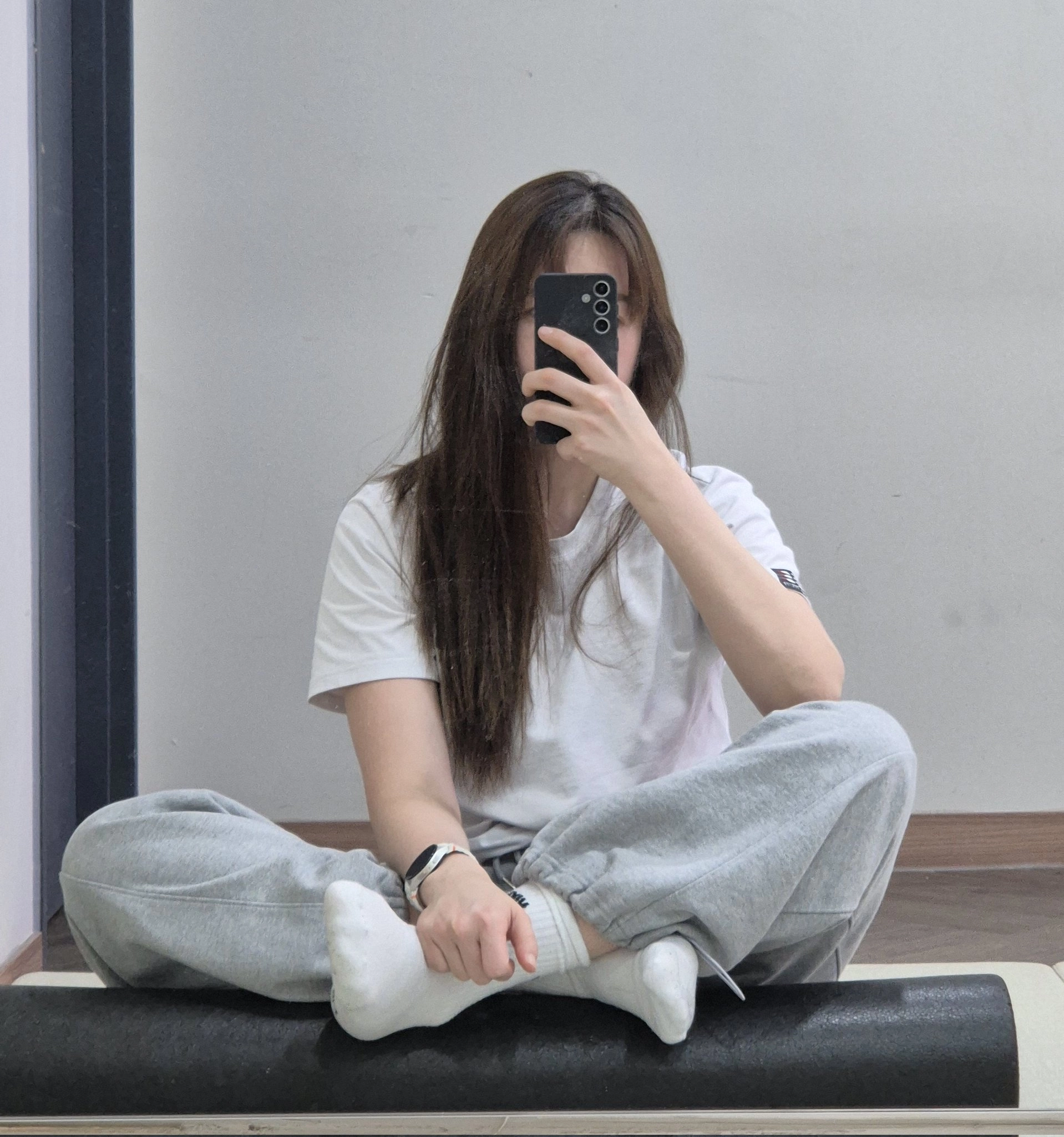 女人用手机拍自拍。