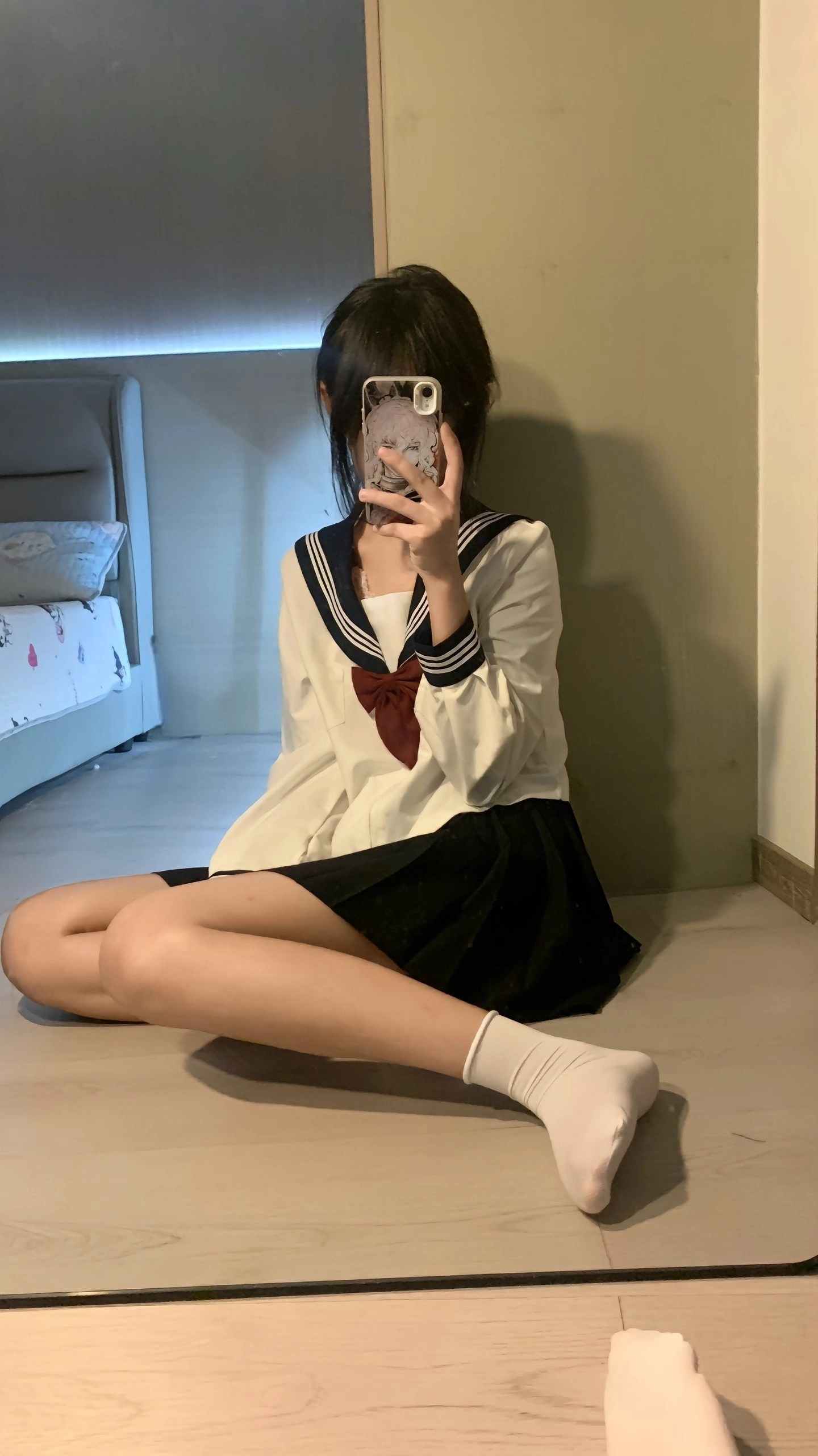 一位穿着黑色衬衫和白色衬衫的女人拍了一张自拍。