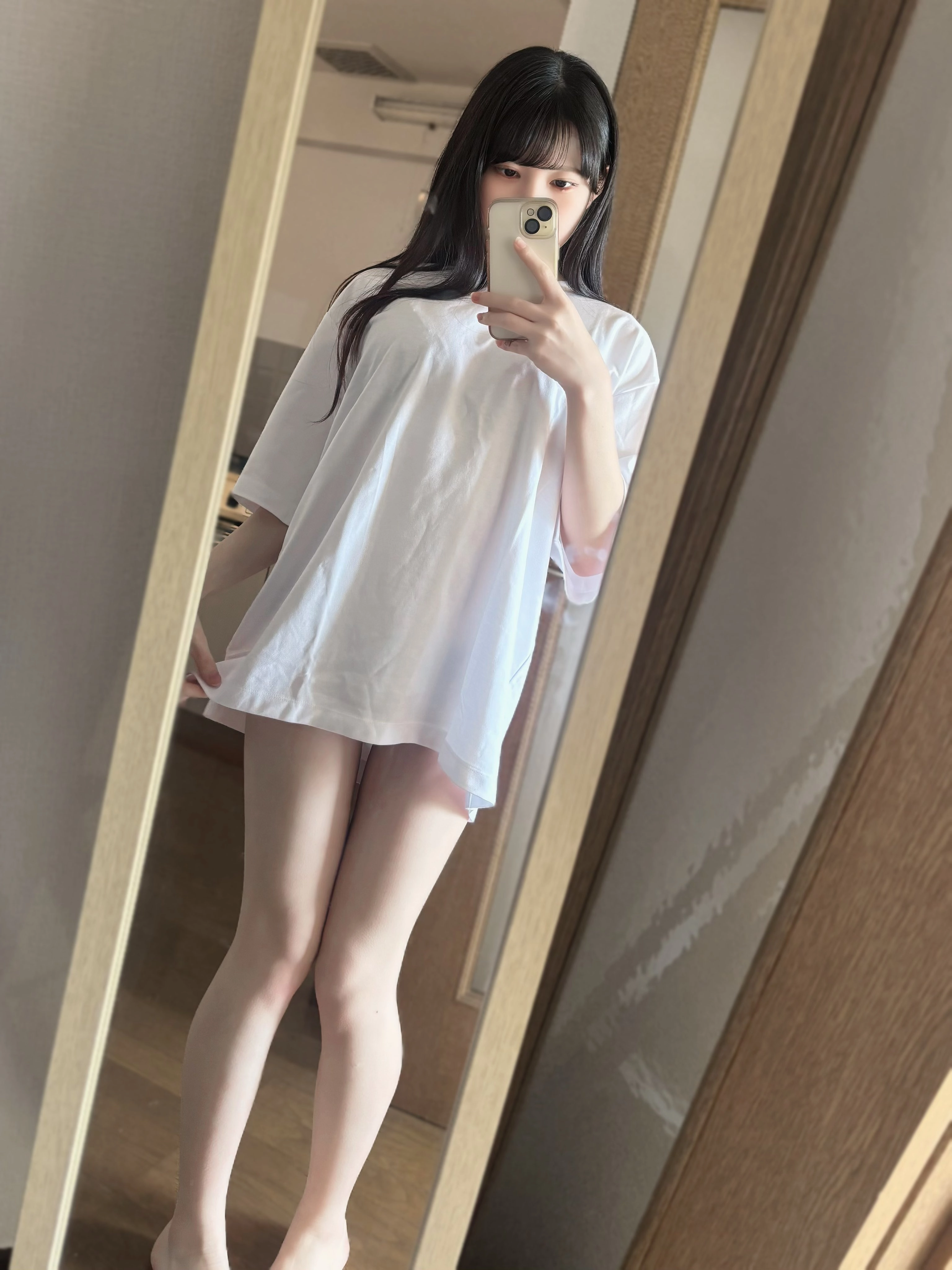 女人在镜子里拍自拍。