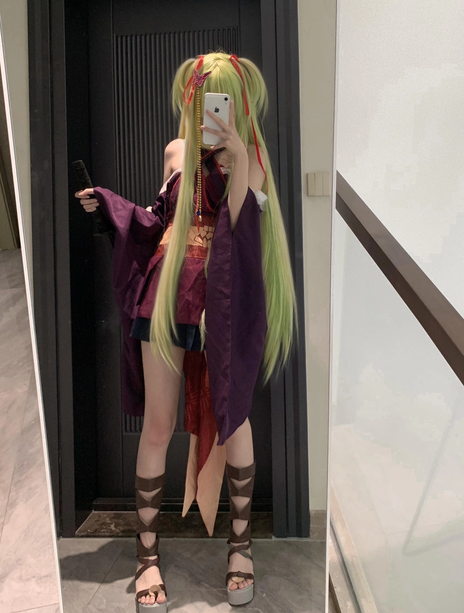 穿紫色裙子的女人拍了一张自拍。