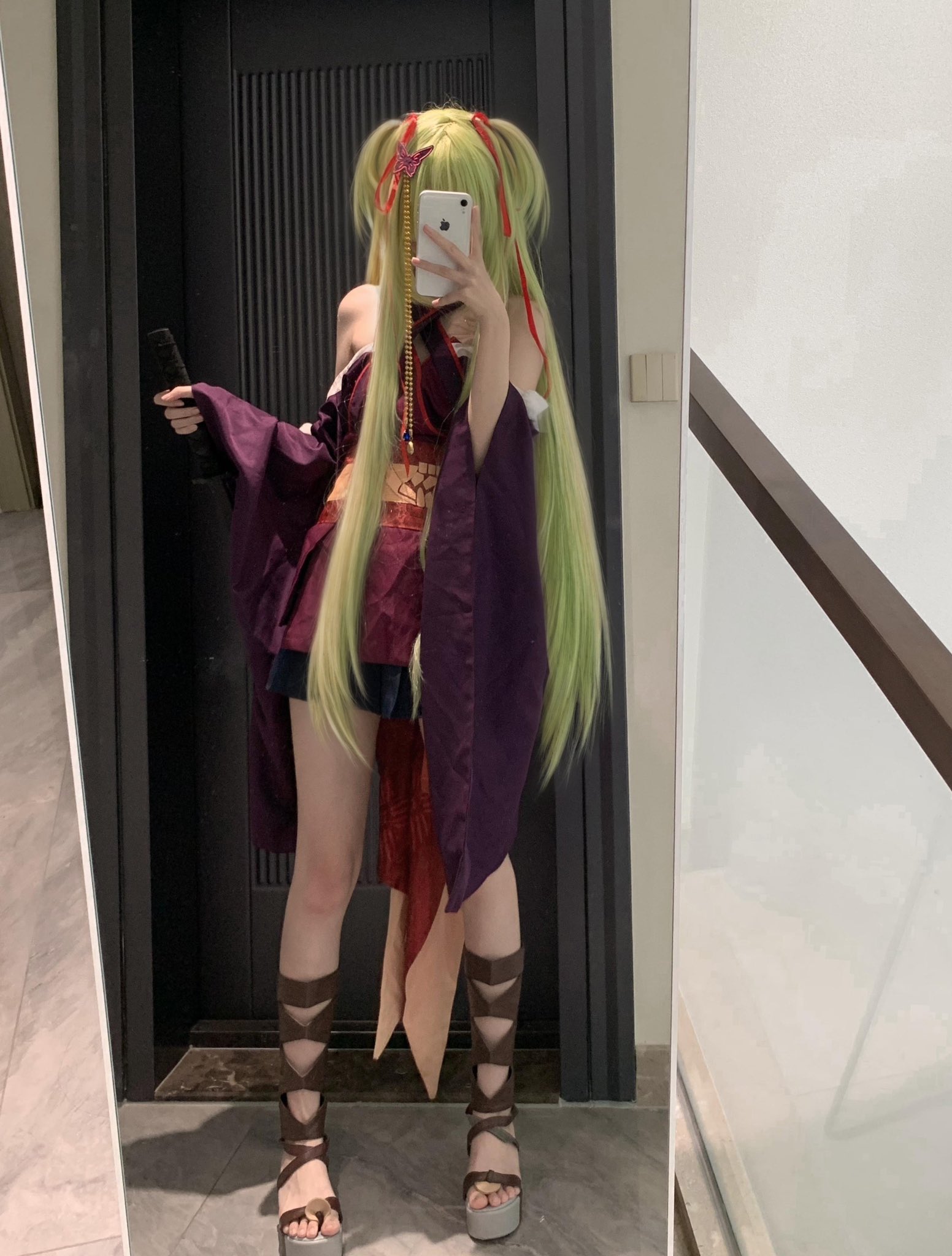 穿紫色裙子的女人拍了一张自拍。