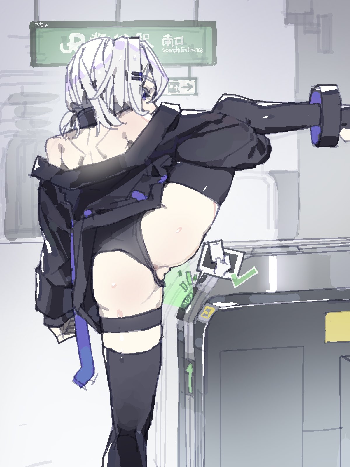 穿着黑色衬衫和黑裤子的女人正在为一张照片而立场。