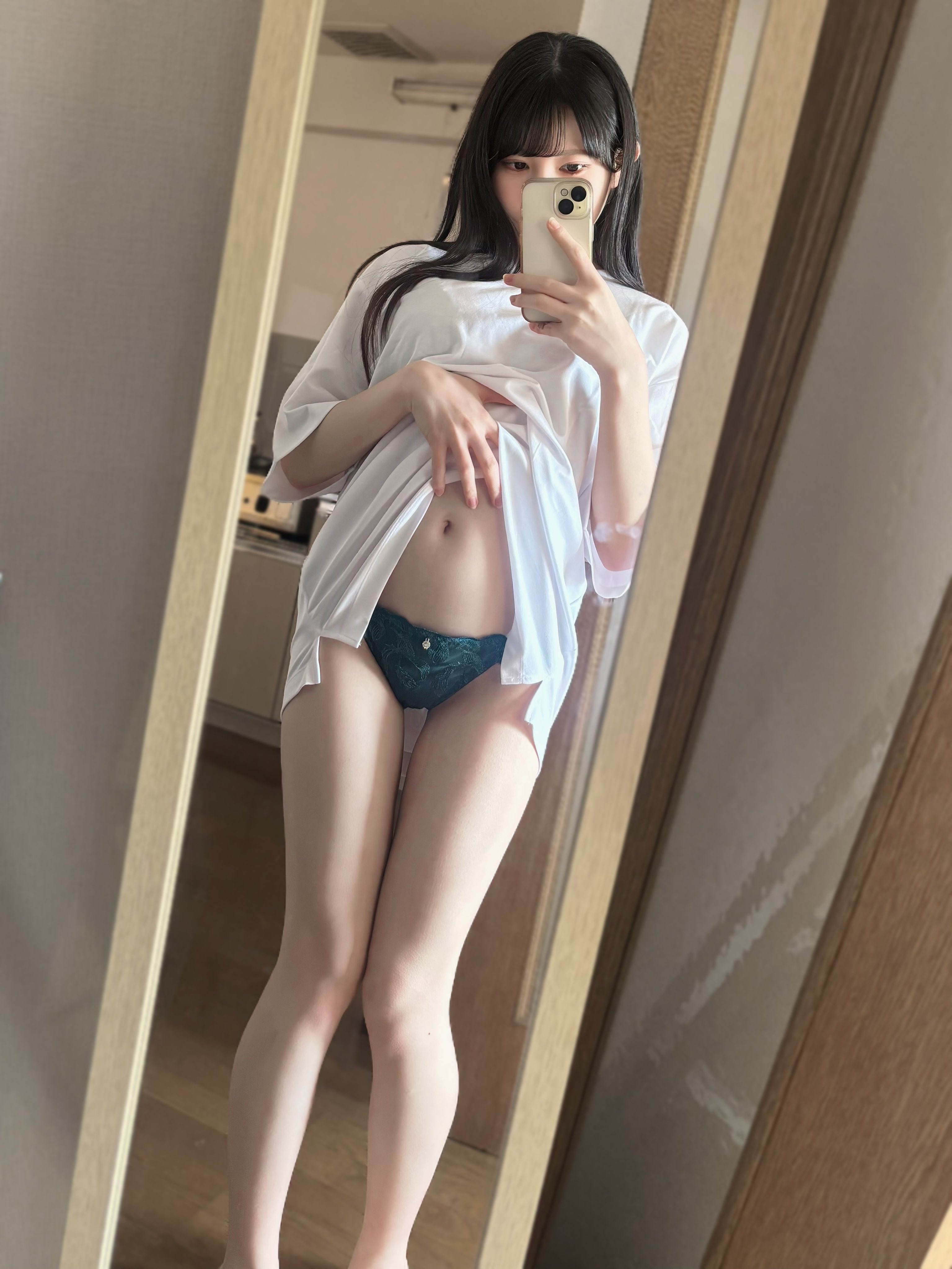 女人在镜子里拍自拍。