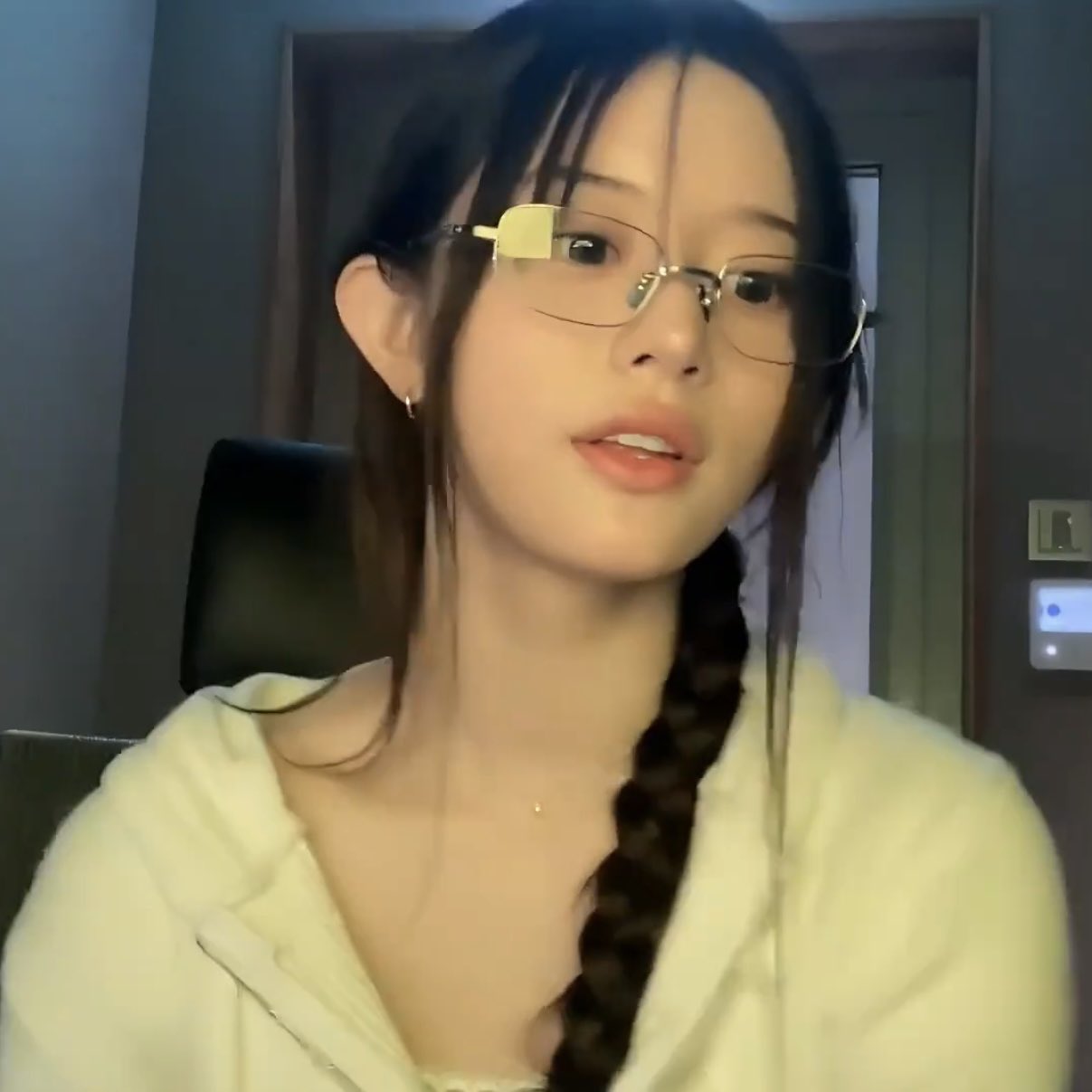 戴眼镜的女人和一只马尾巴。