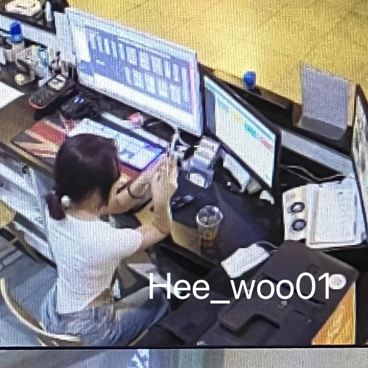 女人在桌子上使用手机。