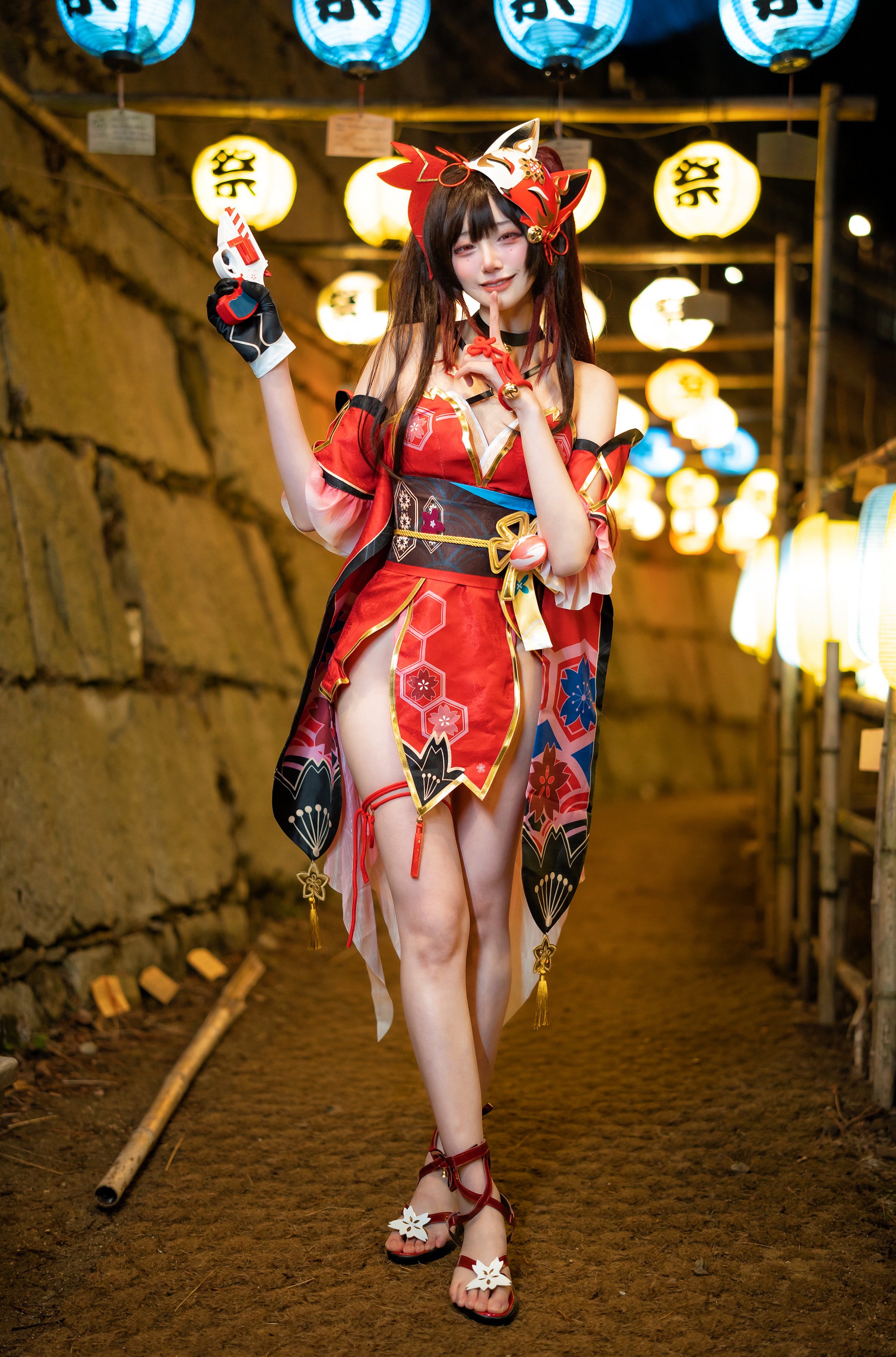 女人穿着红色吉莫诺,手里拿着一把枪。