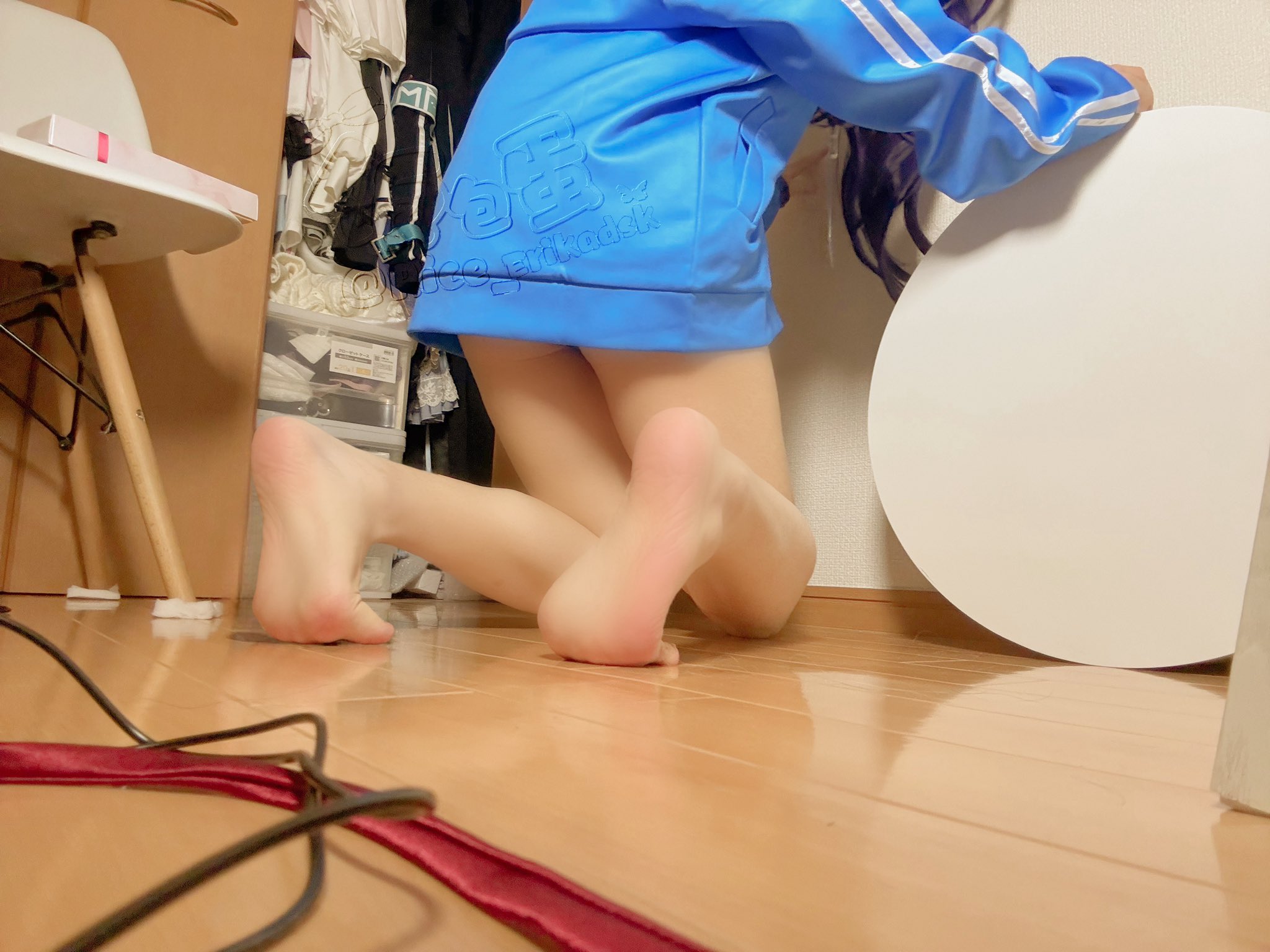 穿着蓝色夹克的女人跪下来。