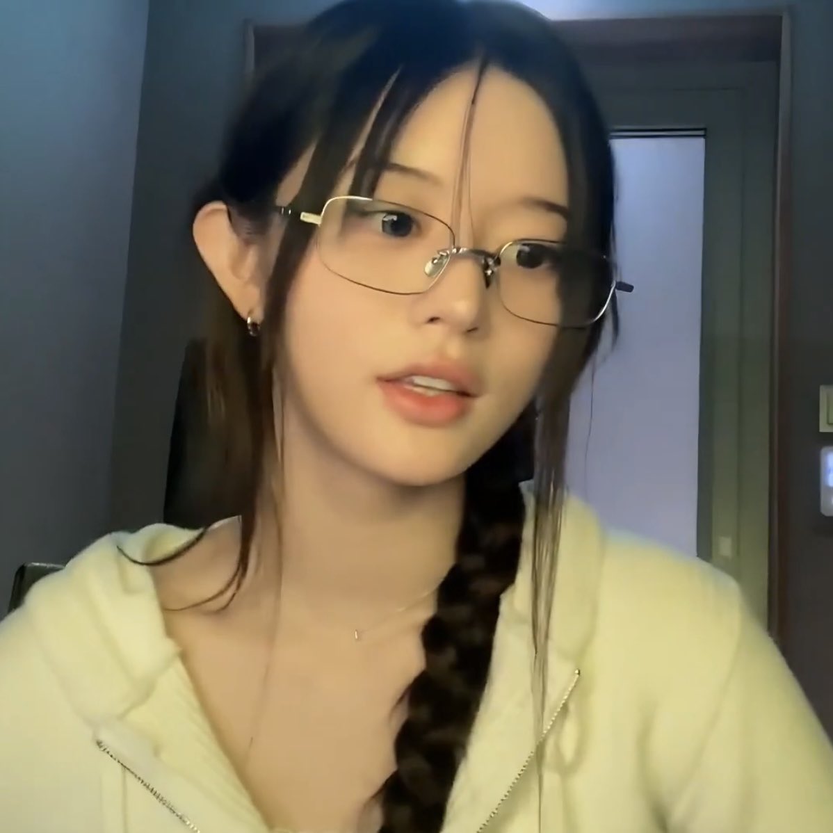 戴眼镜的女人和一只马尾巴。