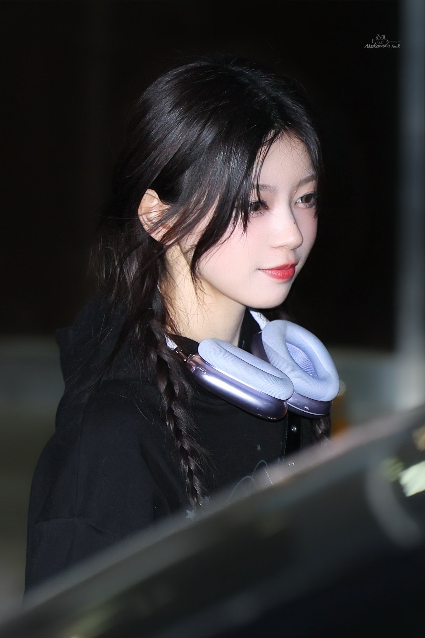 女人在头上戴着耳机。