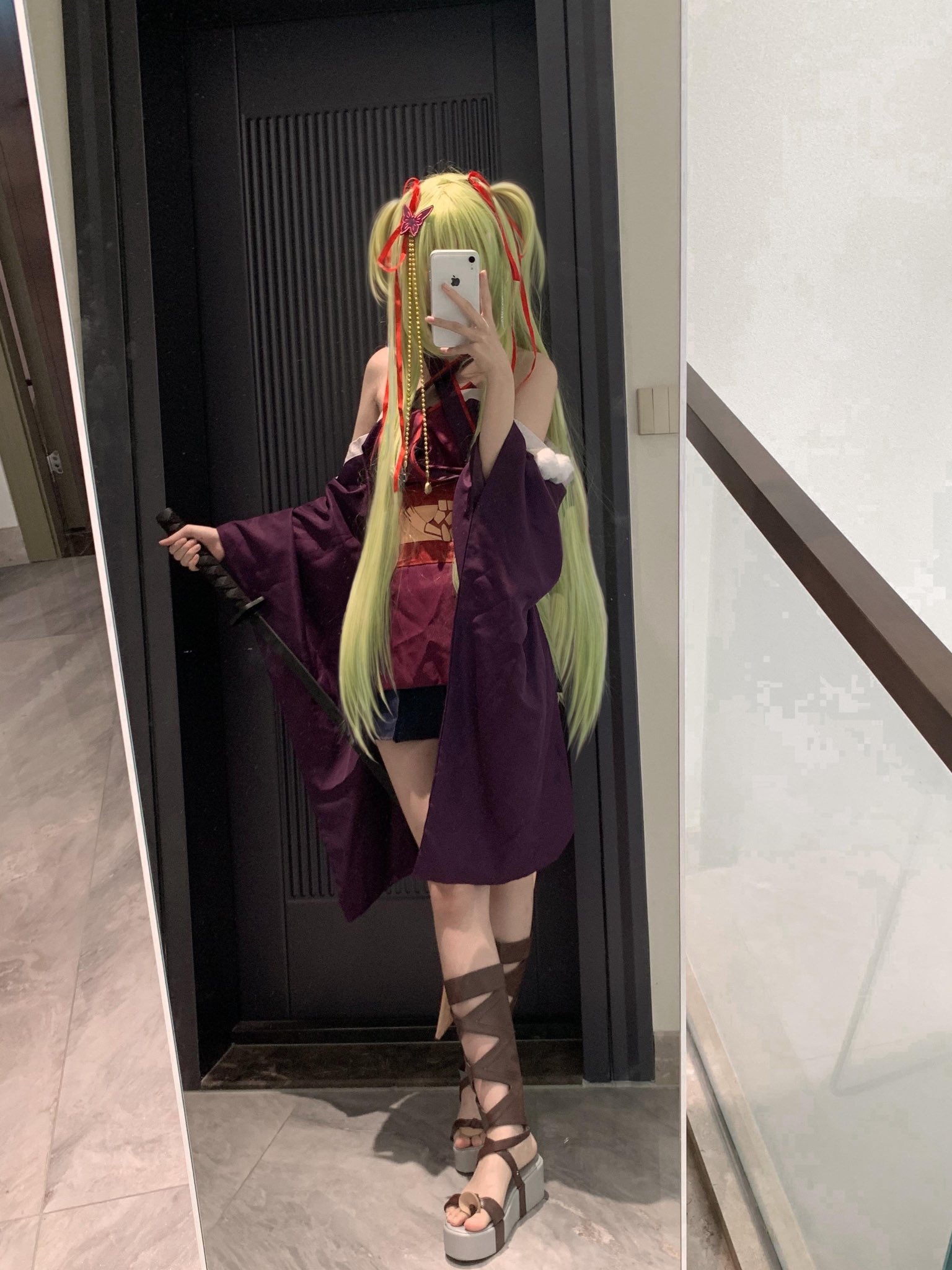 一位穿着紫色裙子和绿色的头发的女人拍了一张自拍。