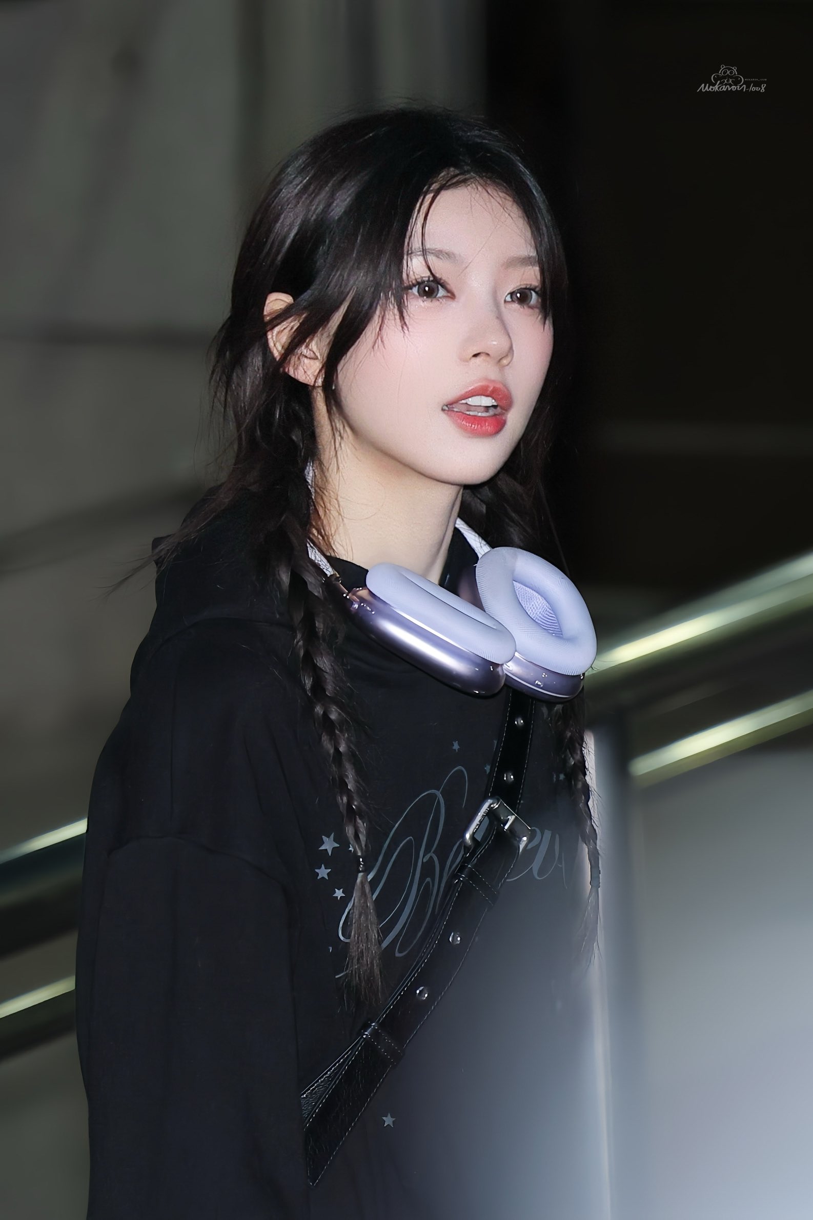 女人在头上戴着耳机。