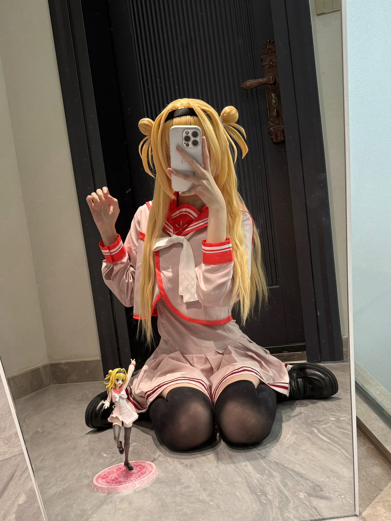 女人带着娃娃拍自拍。