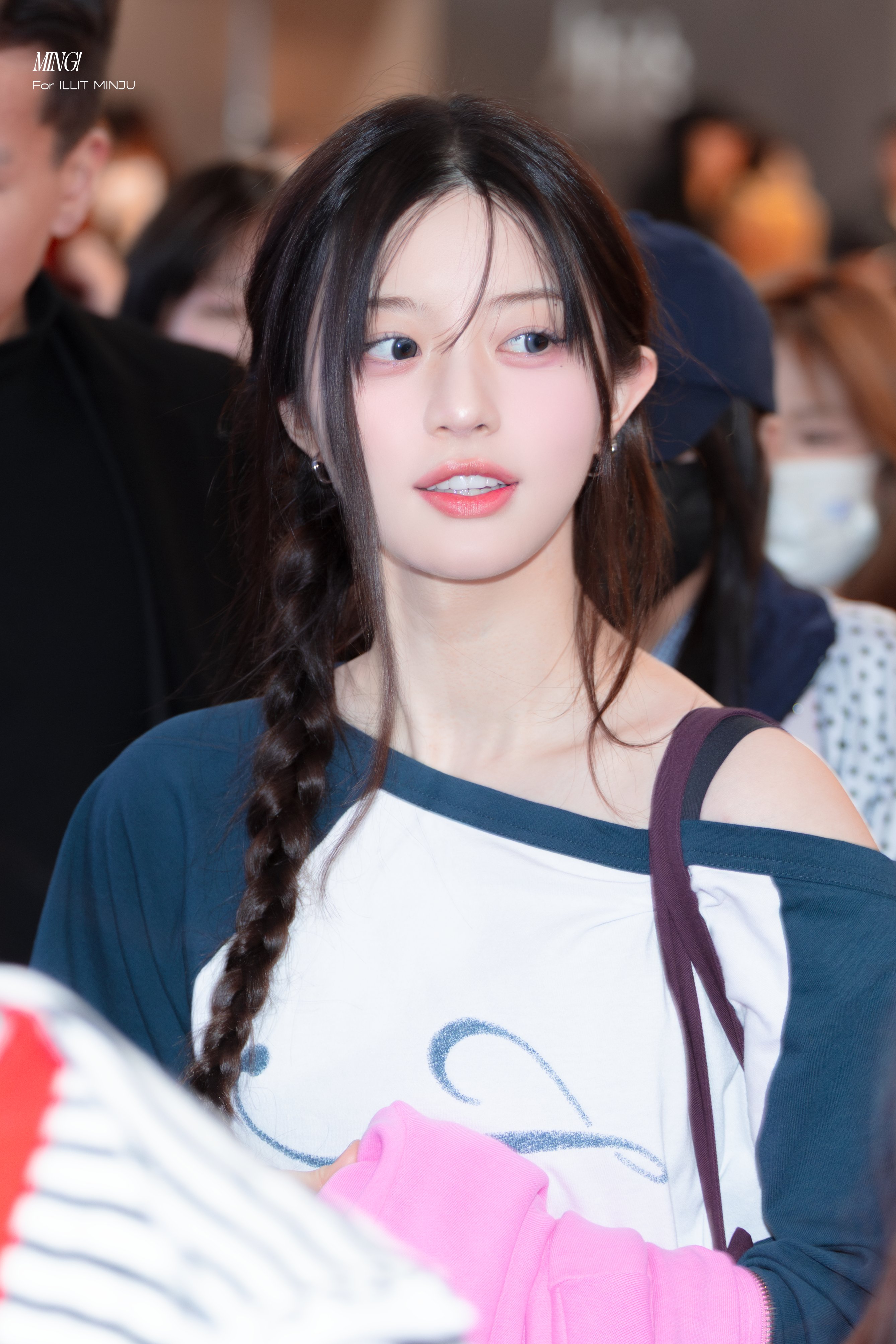 年轻的女人,有马尾巴和耳环。