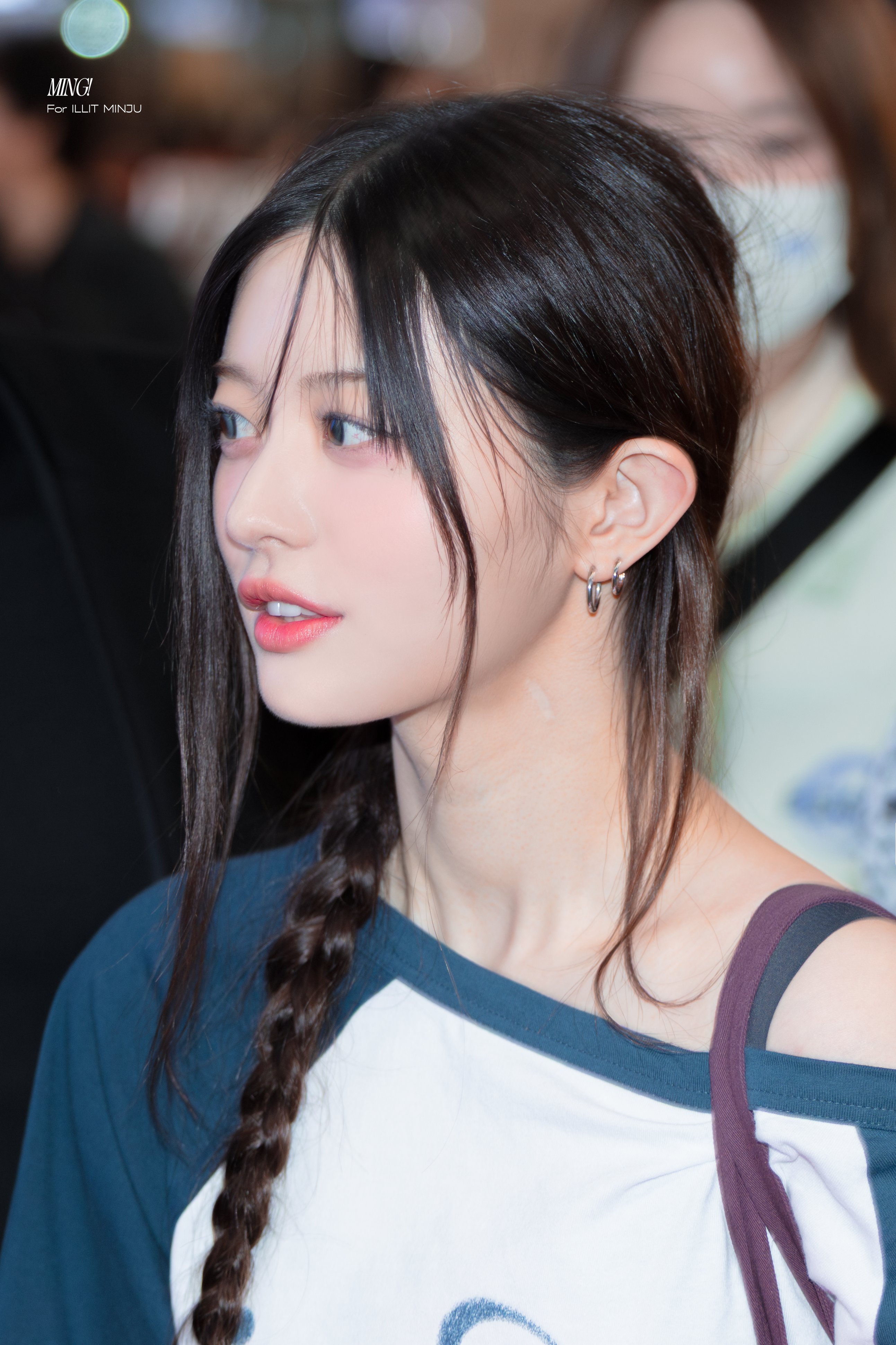 年轻的女人,有马尾巴和耳环。