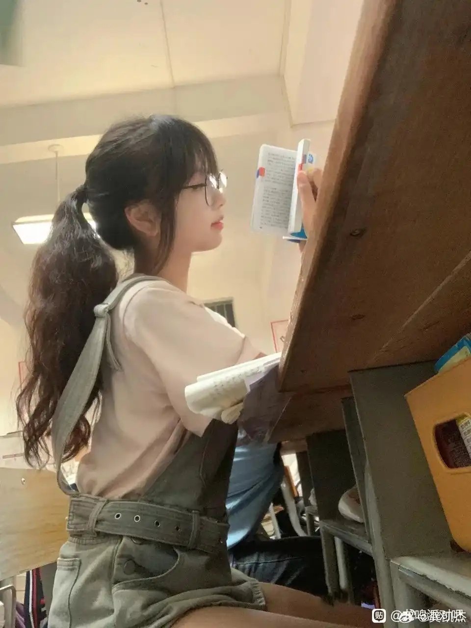 女孩读一本书。