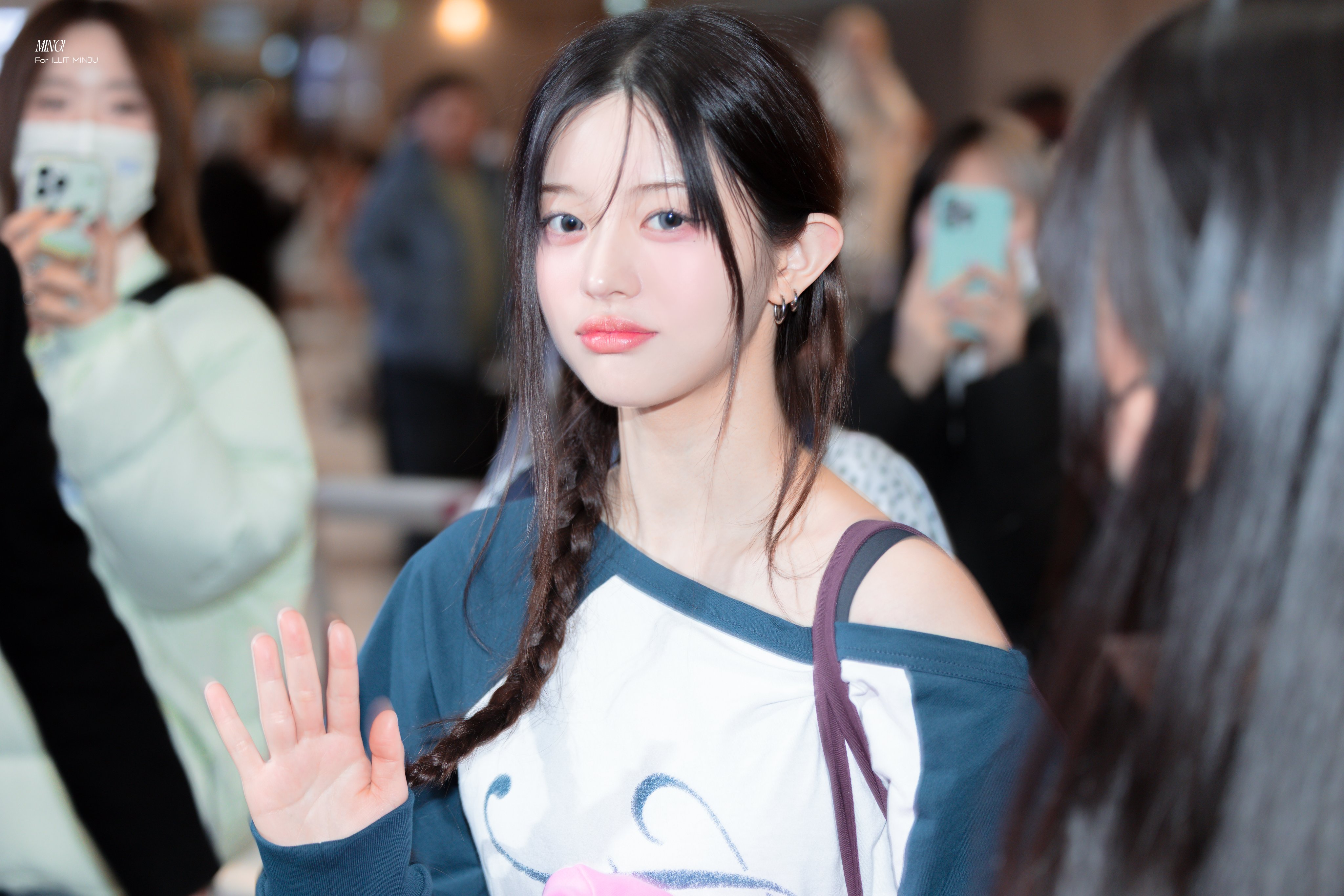 年轻的女人,有马尾巴和耳环。