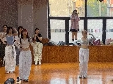 一群女人在房间里跳舞。