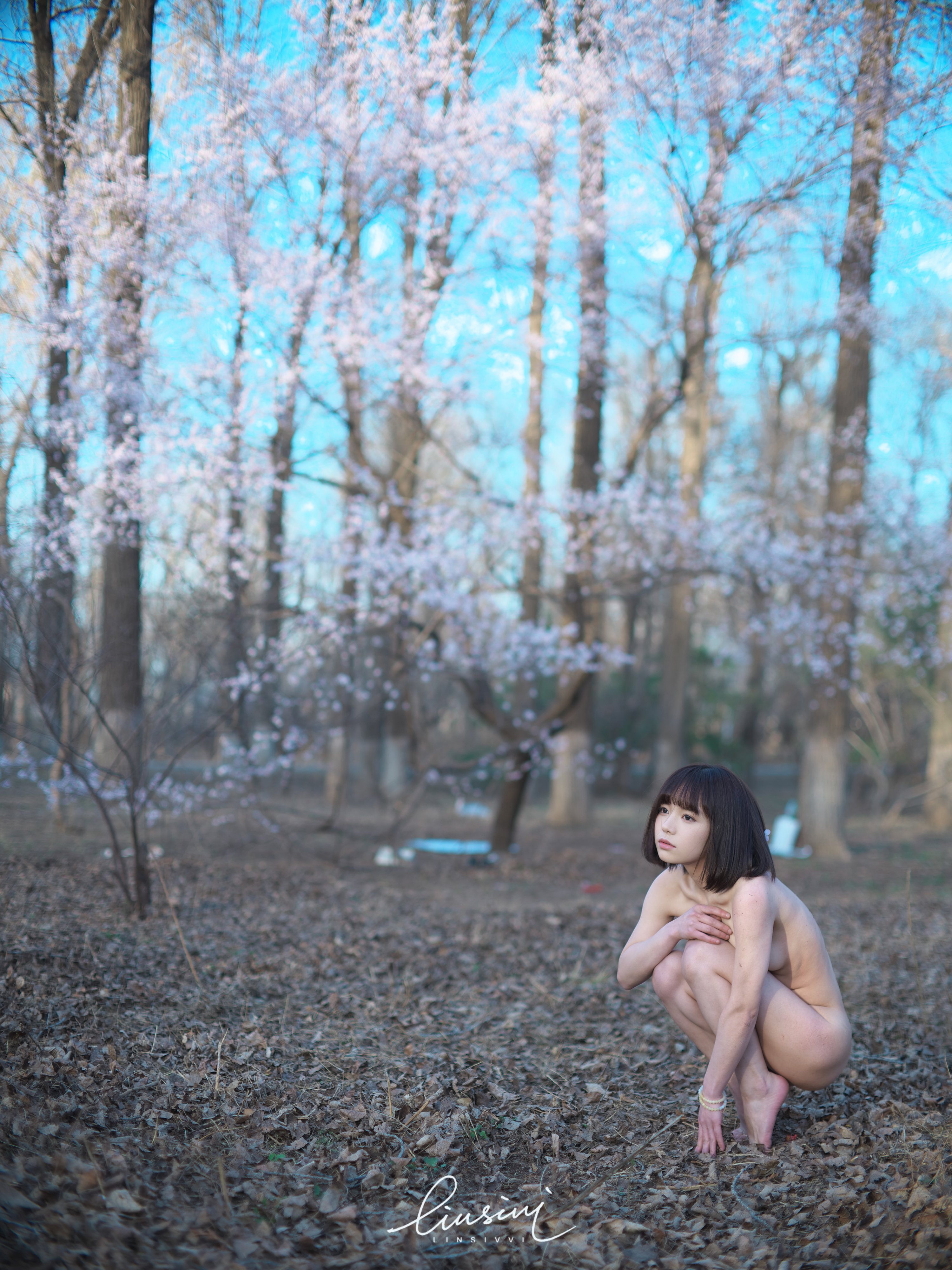 女人在森林里赤身裸体,想拍一张照片。