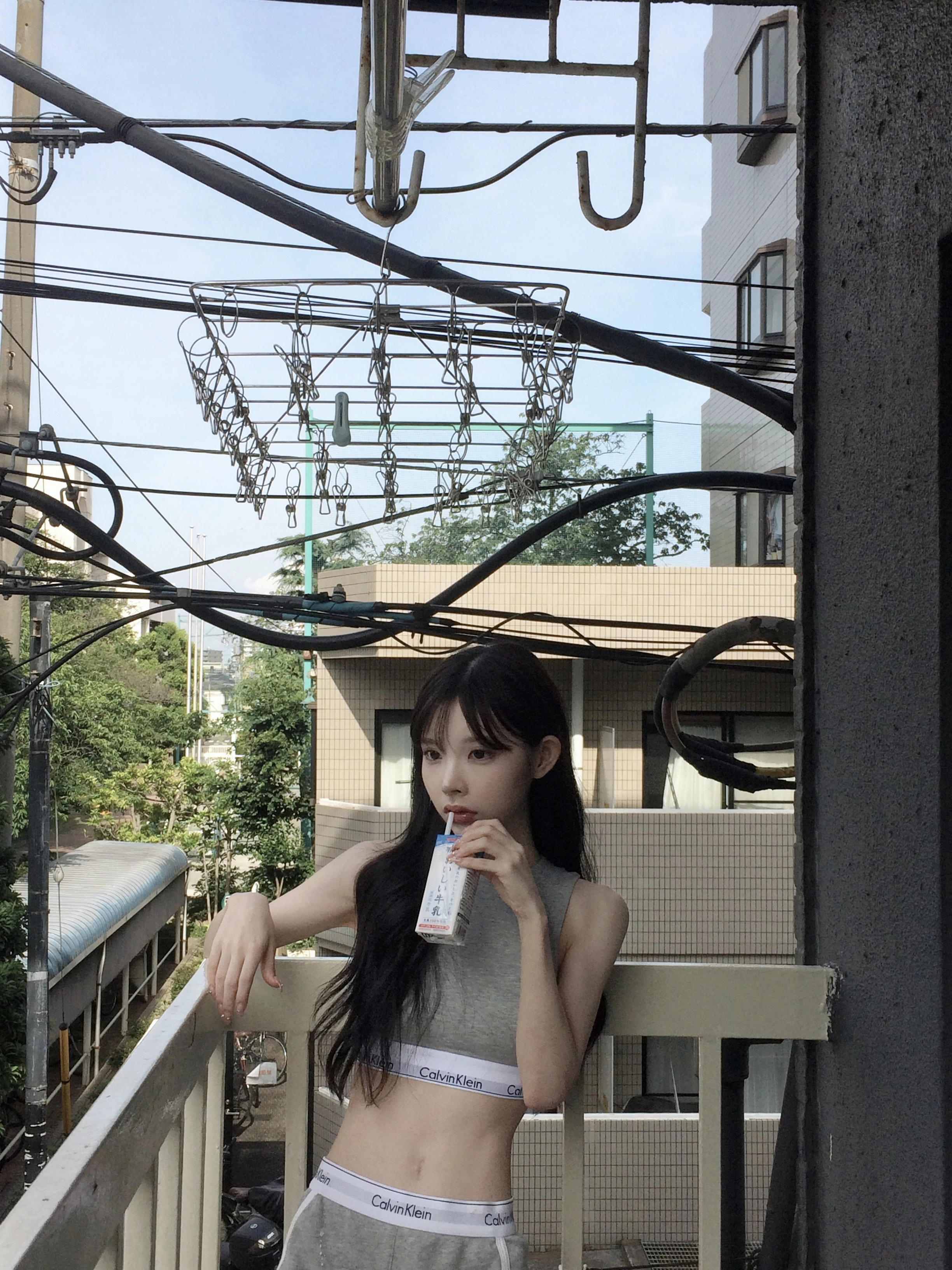 女人在阳台上喝牛奶。