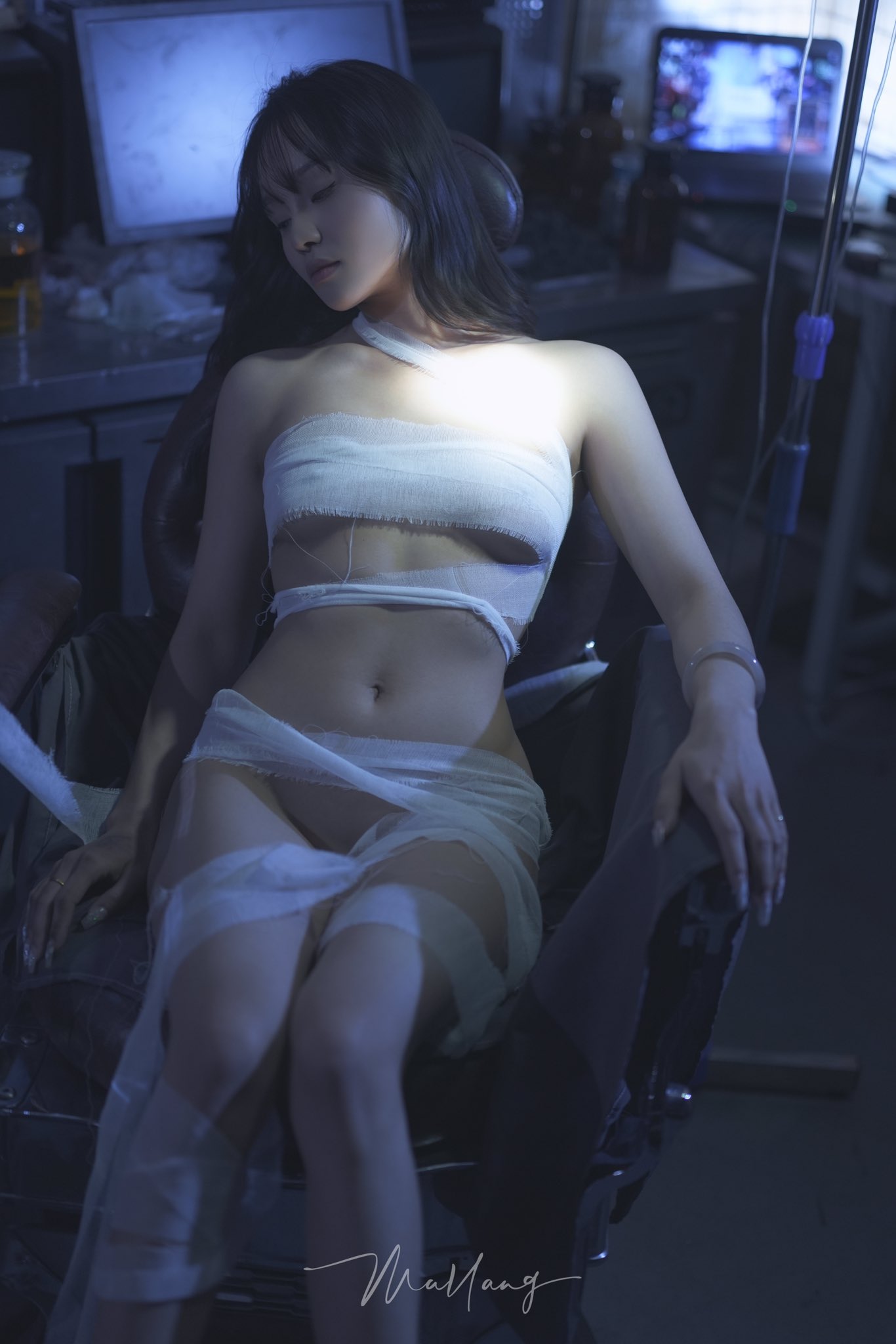 戴着白色绷带的女人坐在椅子上。