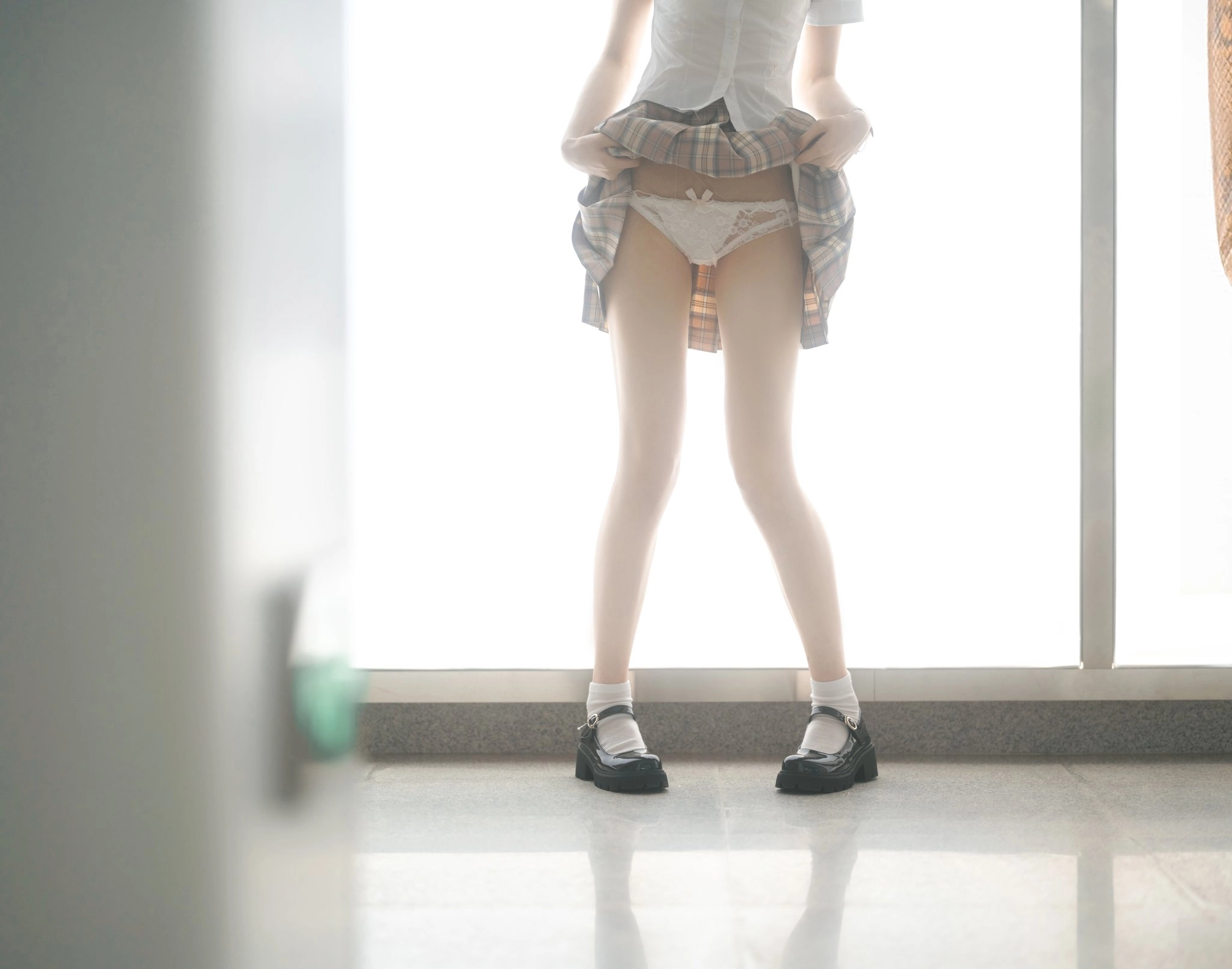 穿着白色衬衫和黑色鞋子的女人。