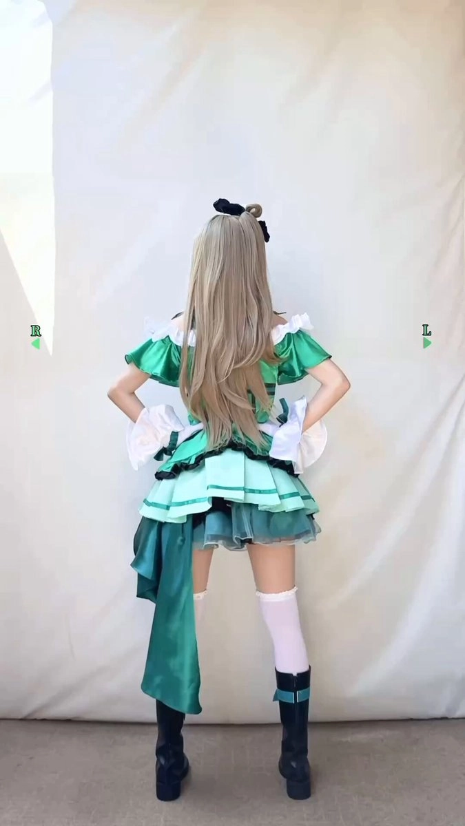 穿着绿色裙子和白色皮革的女孩。