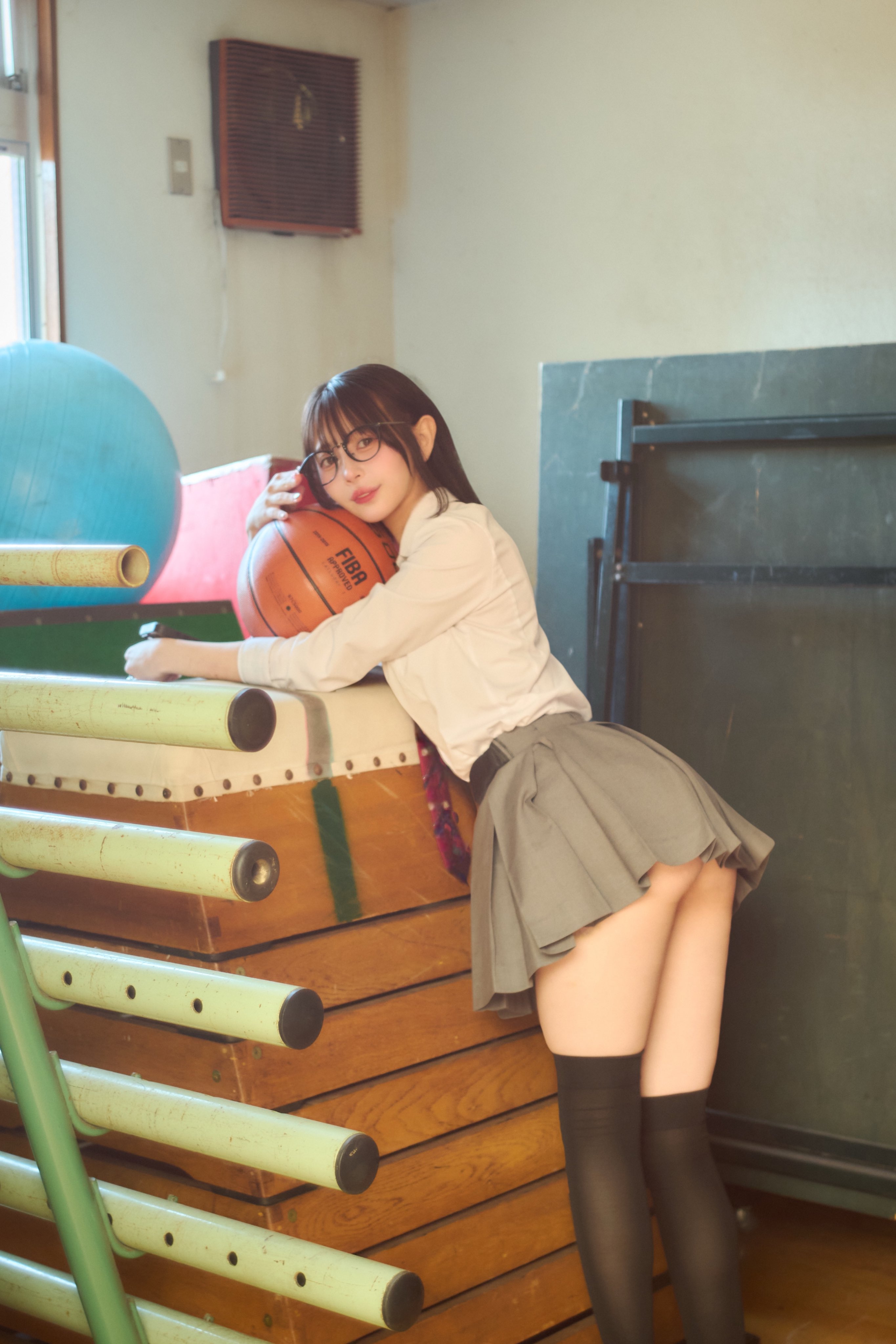 女人拥抱篮球。