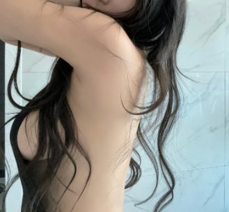 长头发和眼镜的女人。