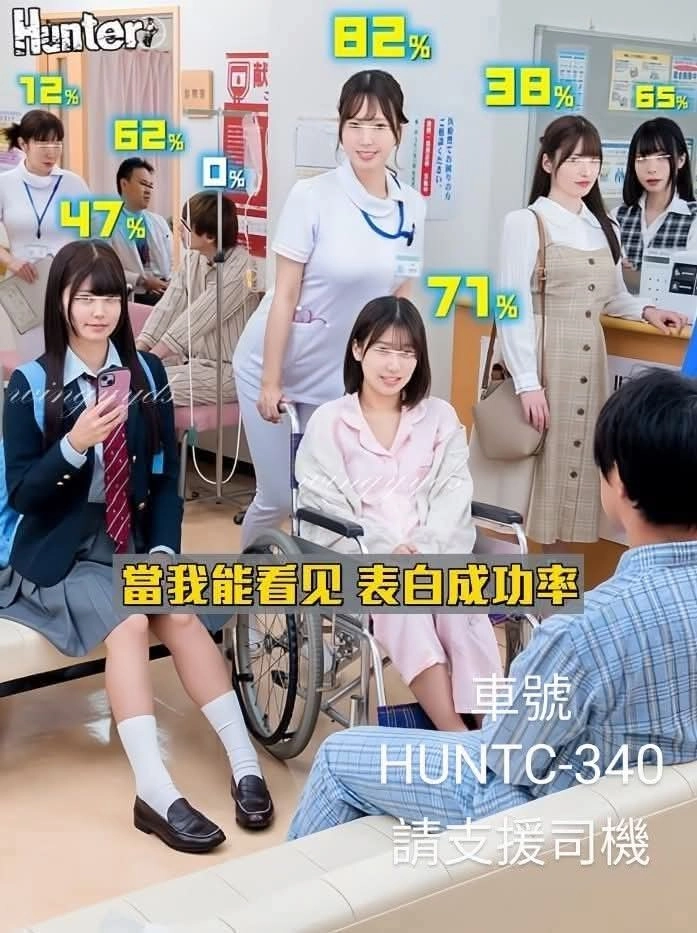 一群人坐在房间里,一个轮椅上的女人微笑着。