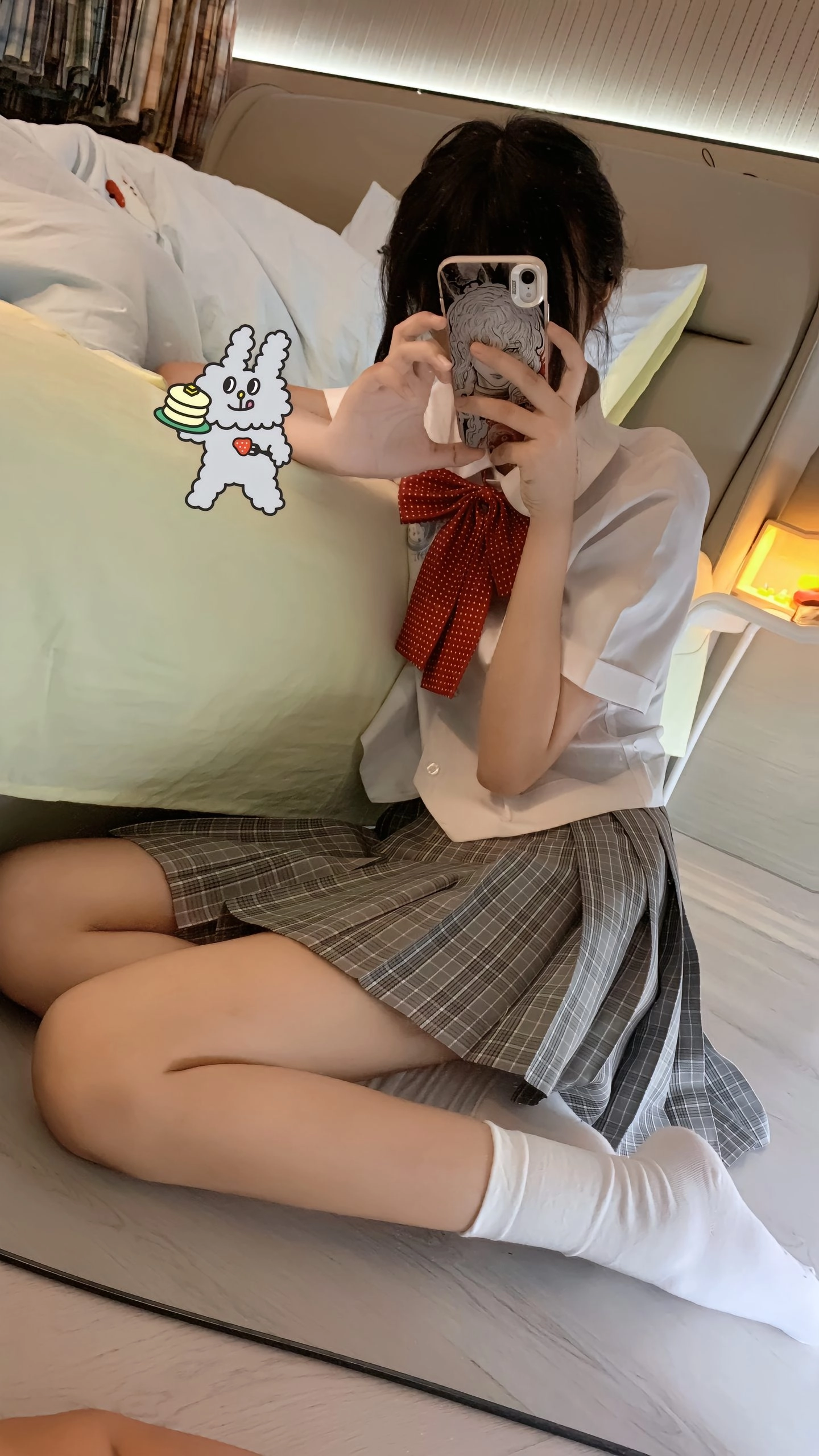 一名穿着校服的女孩拍了一张自拍。