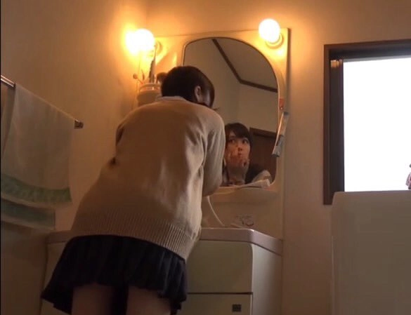 穿着白色衬衫的女人在镜子里看着自己。