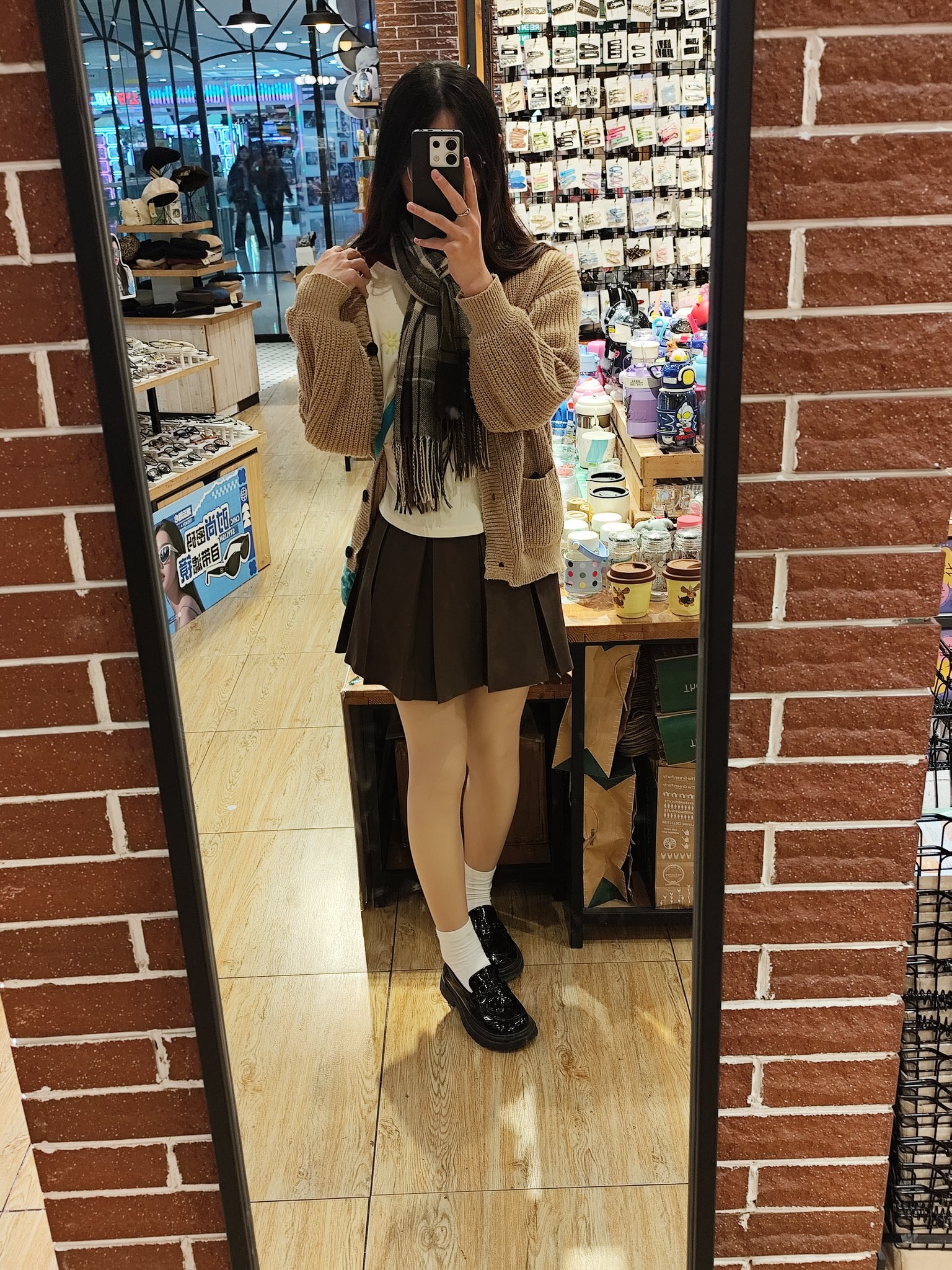 穿着棕色裙子和白色袜子的女人坐在蓝色的沙发上。