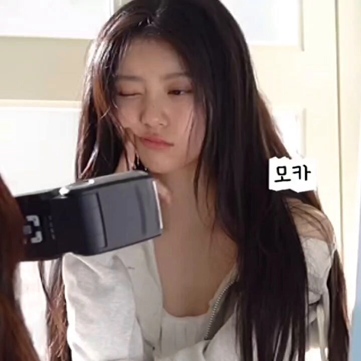 长头发的女人做了有趣的脸。