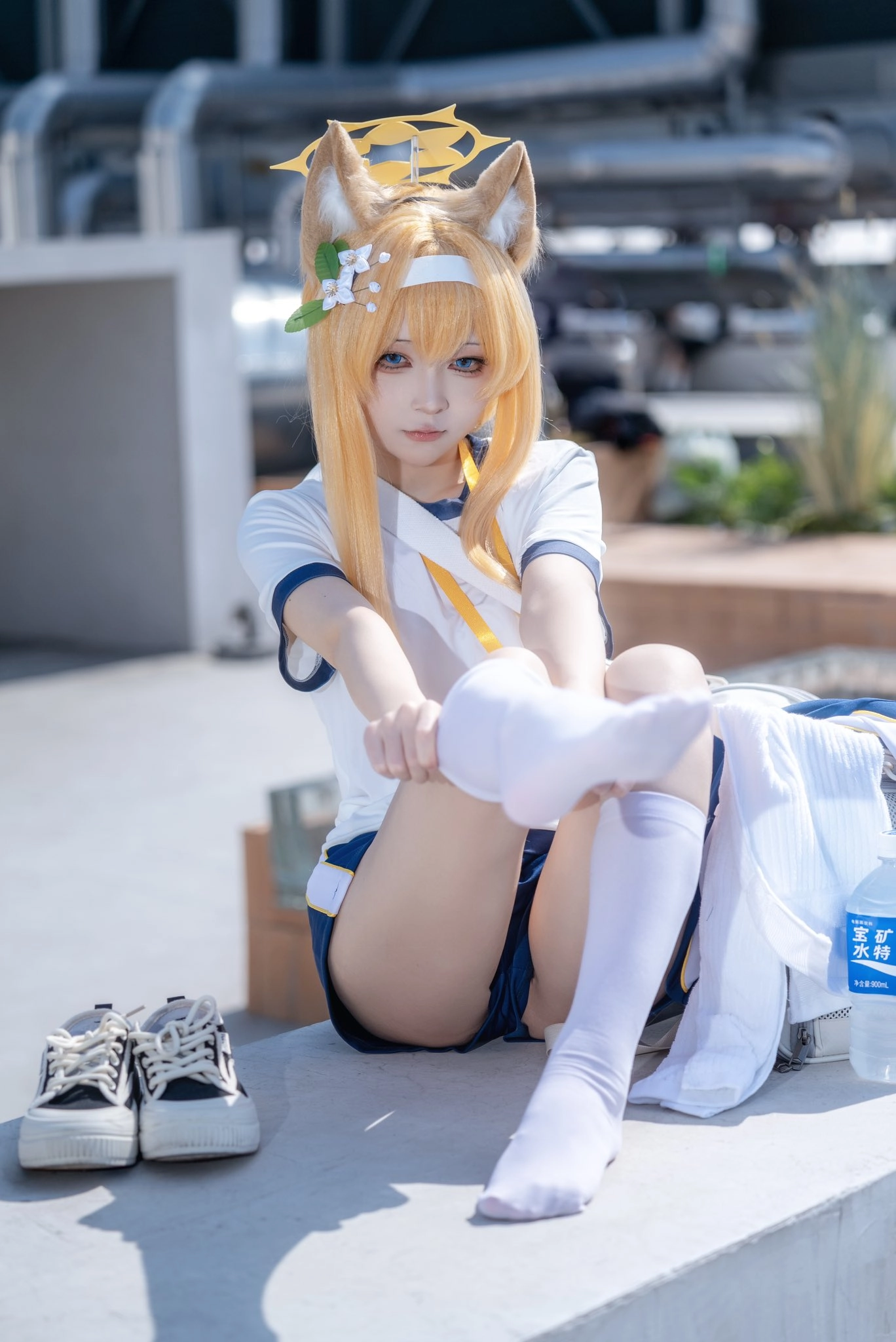 穿着白色衬衫和白袜子的女人坐在桌子上。