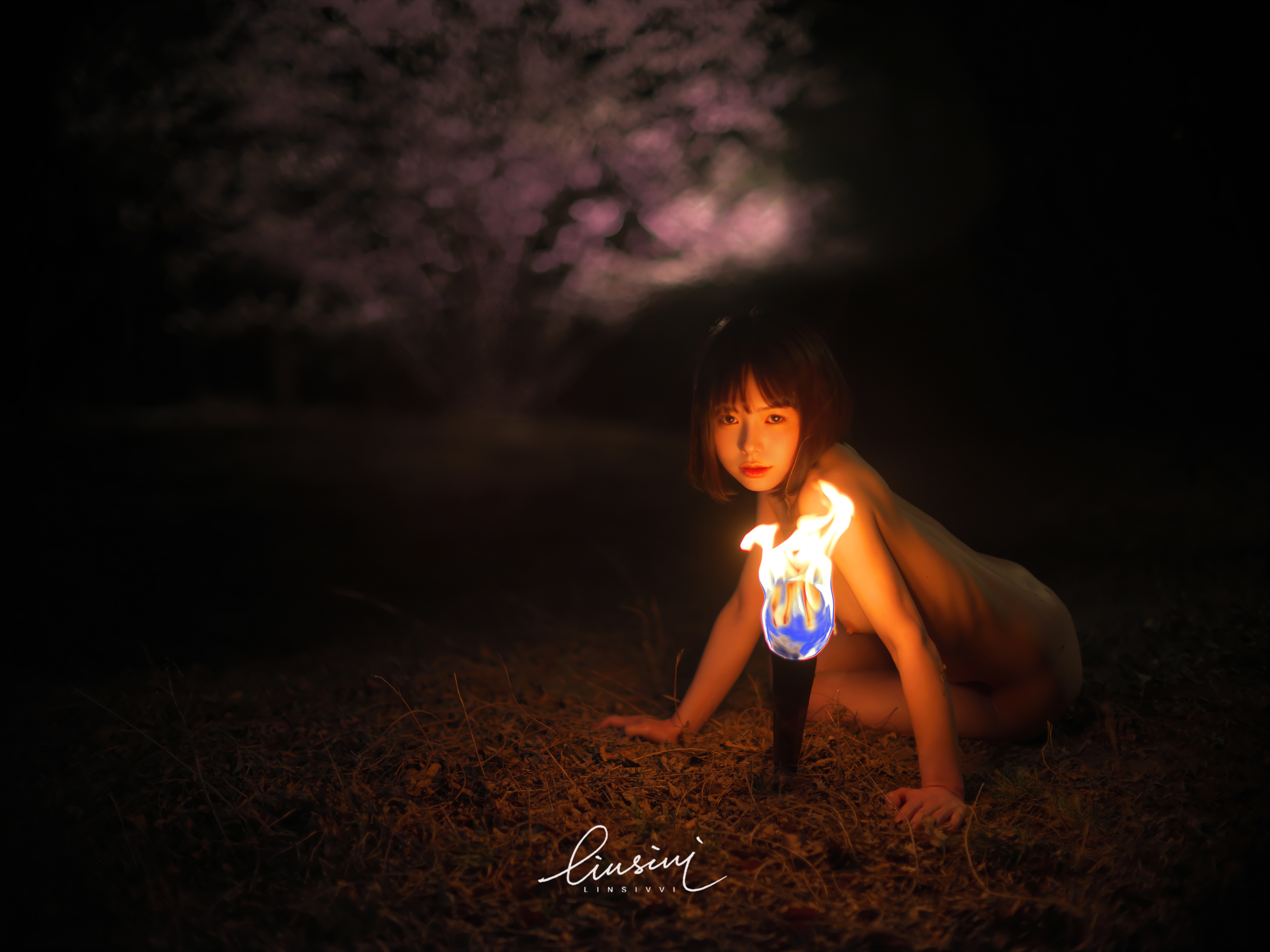 女人坐在草地上,她的乳房被曝光。