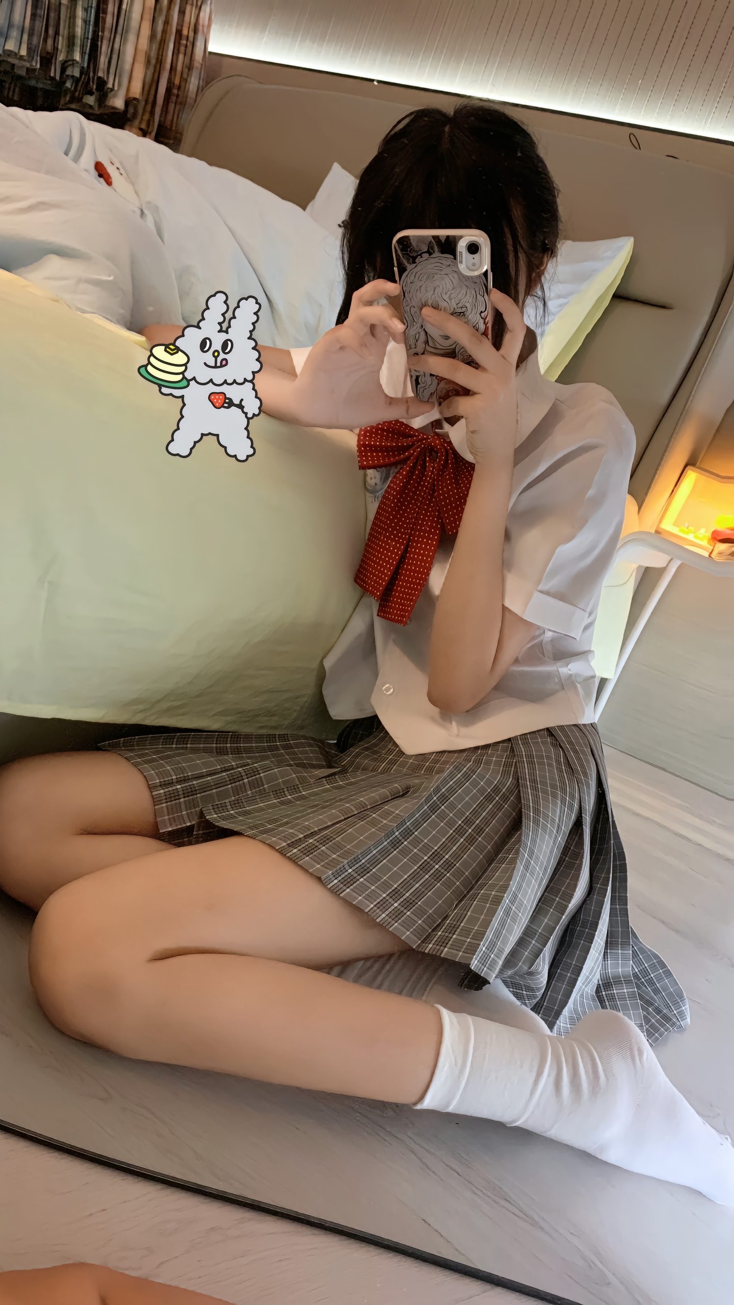 一名穿着校服的女孩拍了一张自拍。