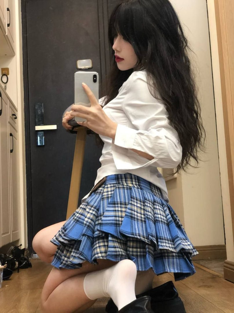 女人在镜子里拍自拍。