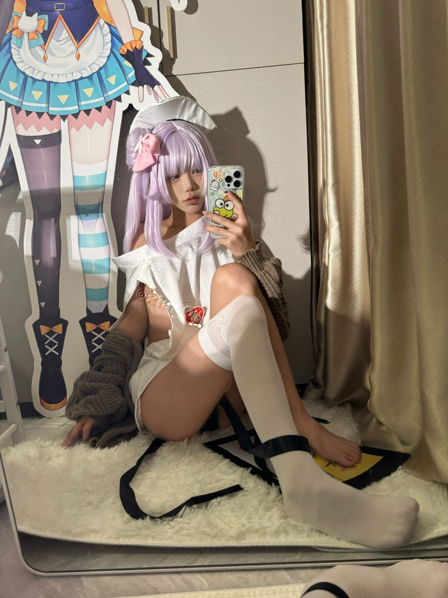 女孩用手机拍自拍。