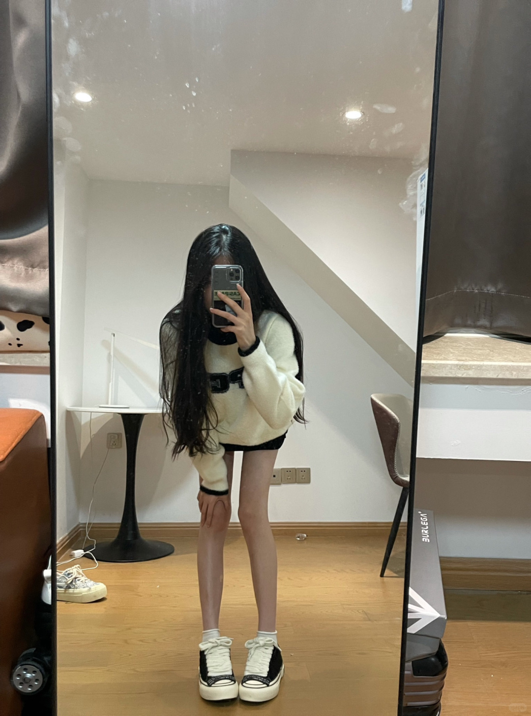 女人在镜子里拍自拍。